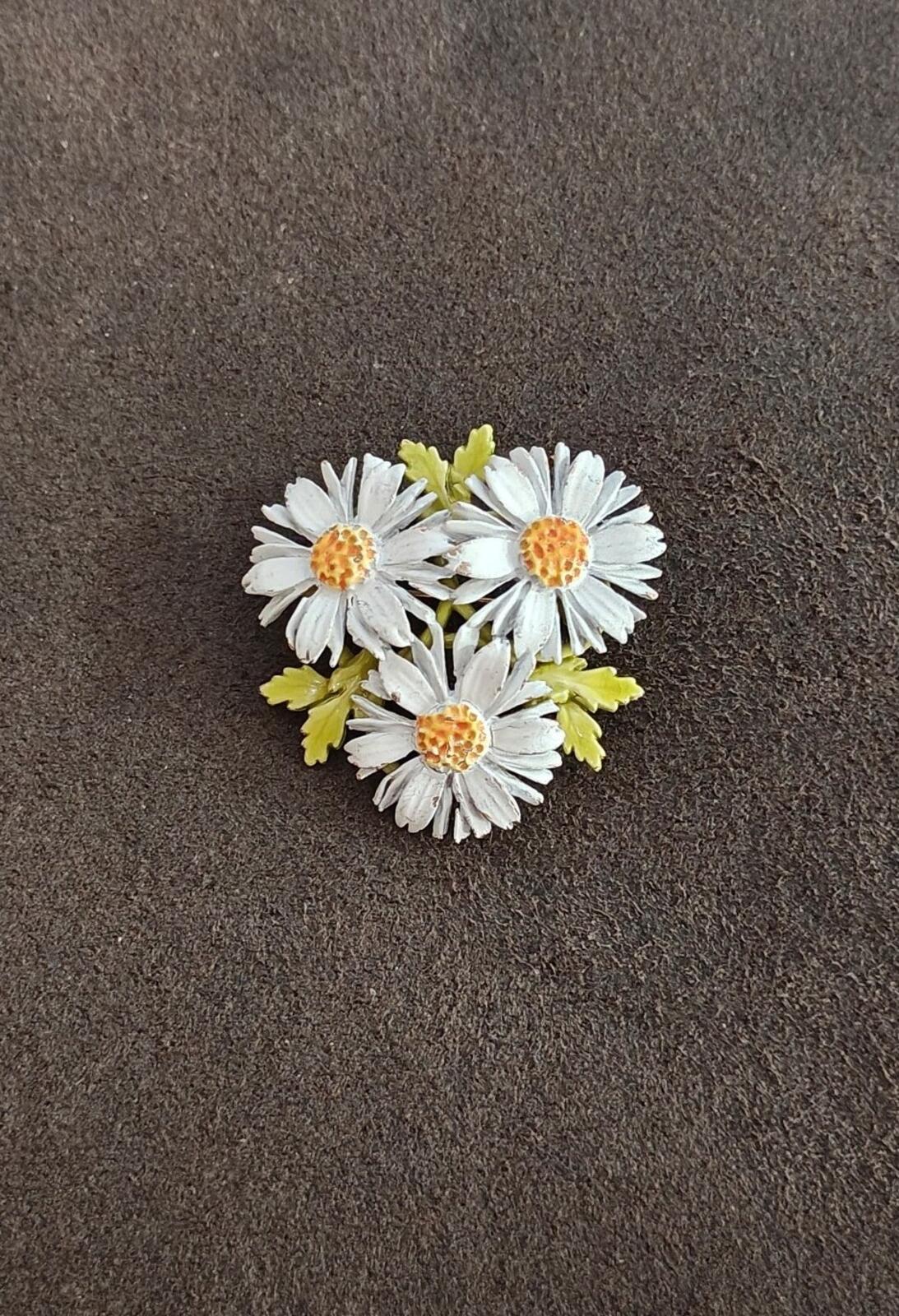 1960s Signed ART(Arthur Pepper) Gold Tone White Enamel Daisy Flower Brooch