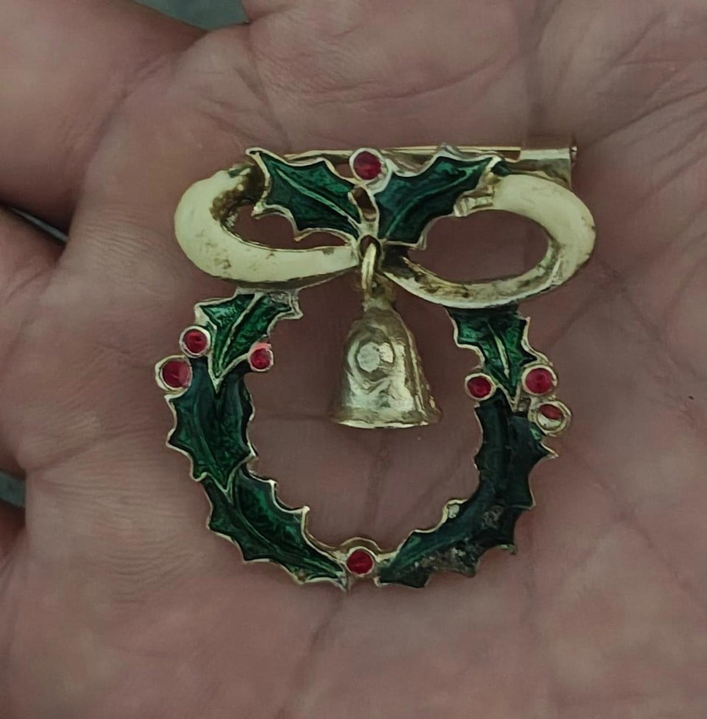 1980s Vintage Christmas Wreath Gold Tone Enamel Brooch Pin