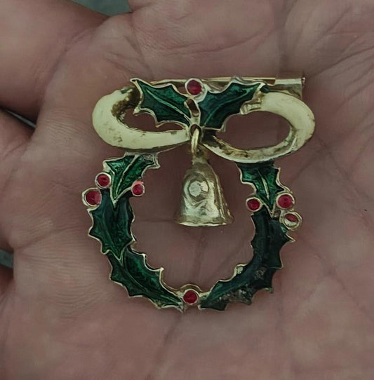 1980s Vintage Christmas Wreath Gold Tone Enamel Brooch Pin