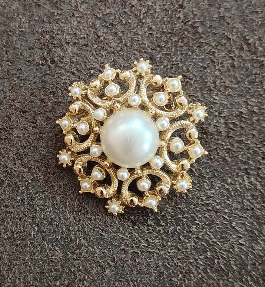 1970s Ornate Gold Tone Faux Pearl Starburst Brooch Pin