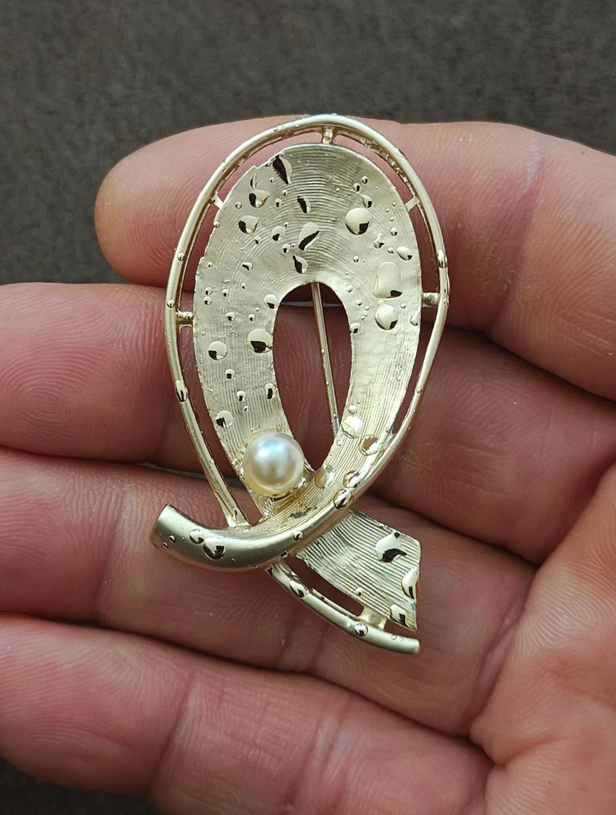 1960s Gold Tone Textured Abstract Faux Pearl Brooch Pin