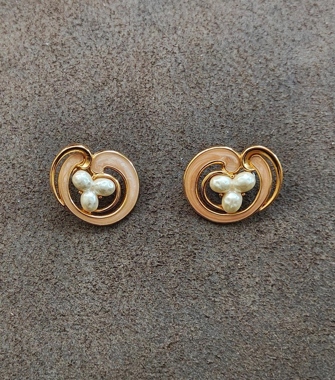90s Vintage Faux Baroque Pearl Cabochon Cream Enamel Clip On Gold Tone Earrings.
