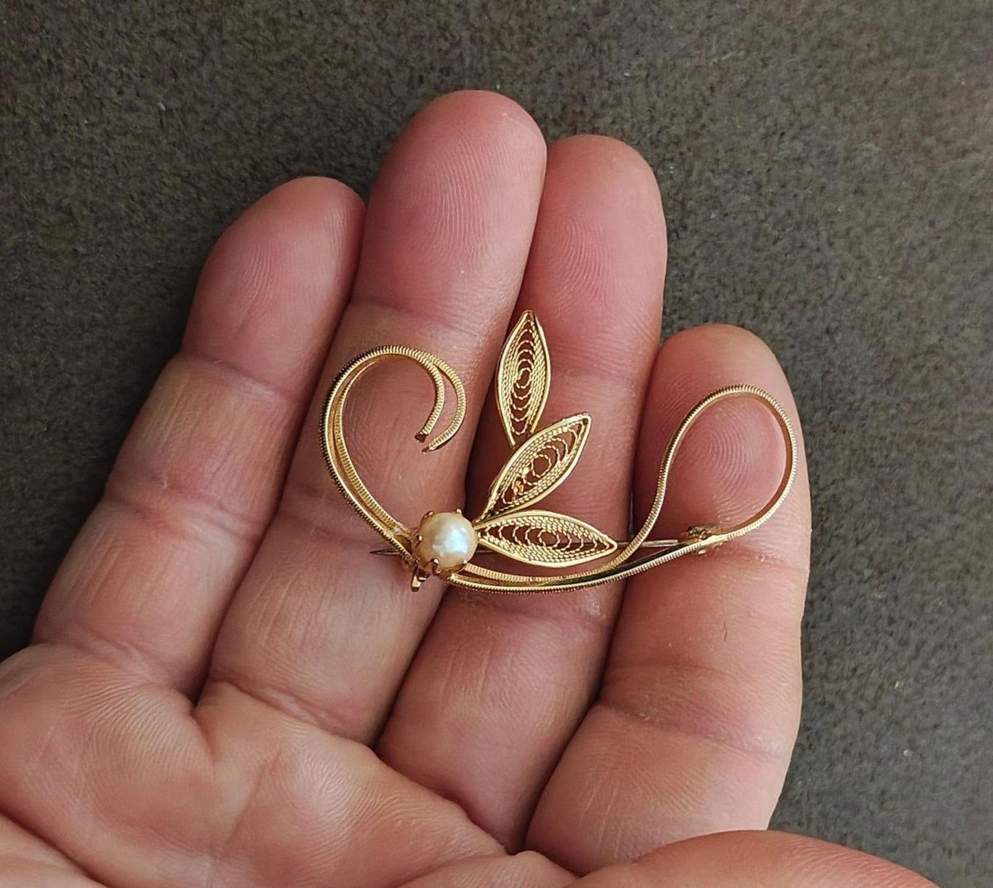 1960s Vintage Filigree Leaf Design With a Faux Pearl Accent Gold Tone Brooch