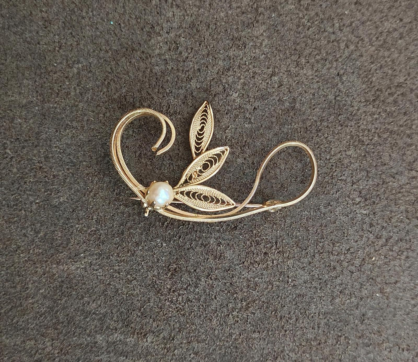 1960s Vintage Filigree Leaf Design With a Faux Pearl Accent Gold Tone Brooch