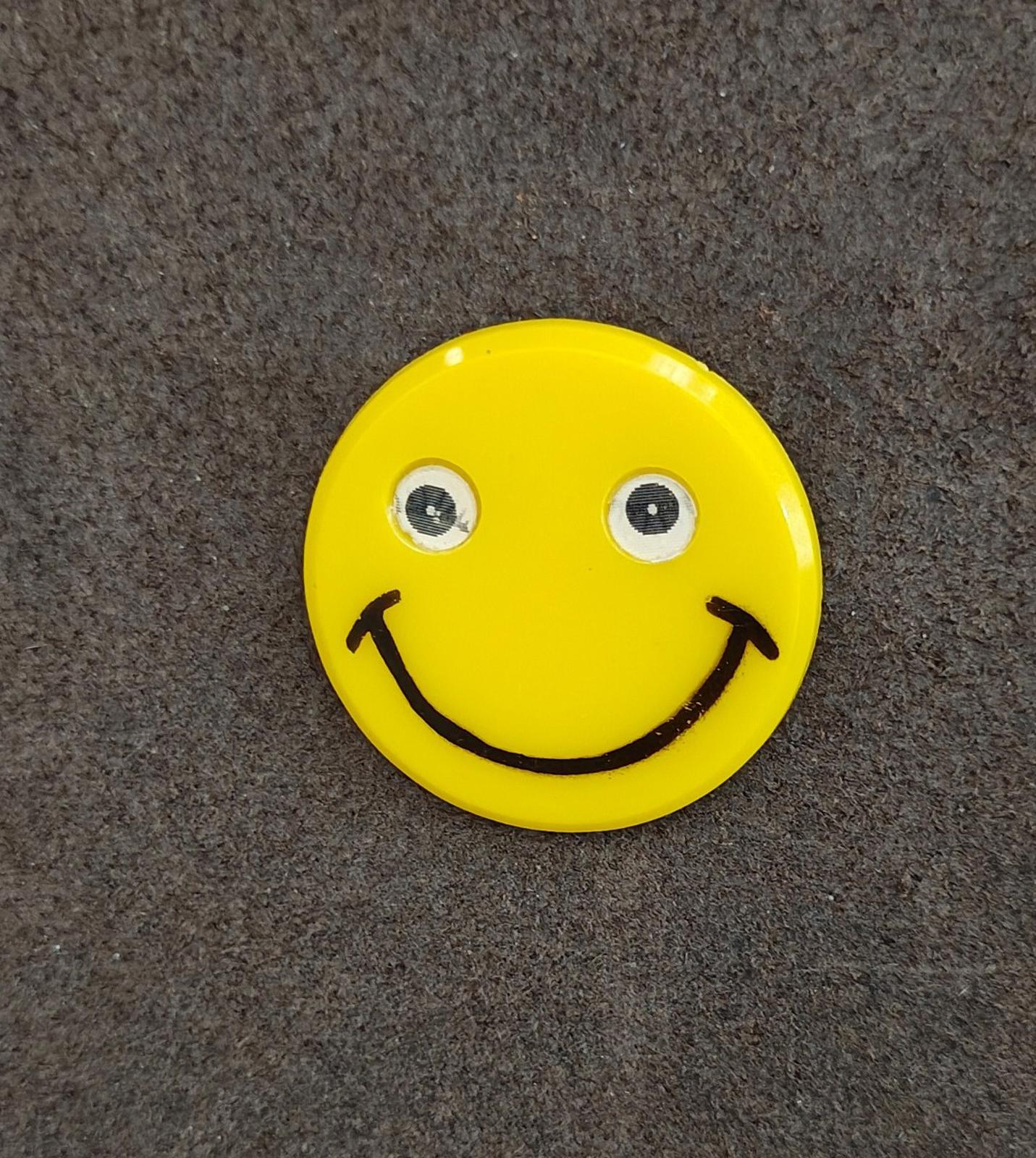 1950/60's Rare HTF Lenticular Winking Yellow Plastic Happy Smiling Face Pin