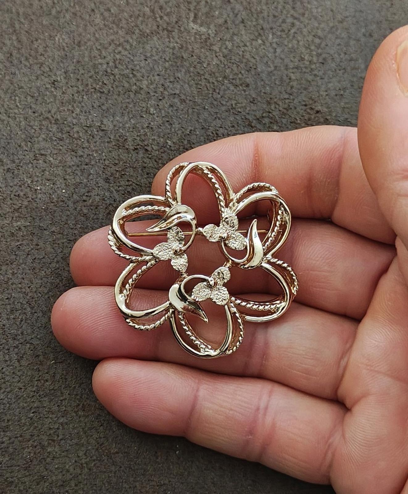 1974 Signed Sarah Coventry Gold Tone Fleurette Brooch