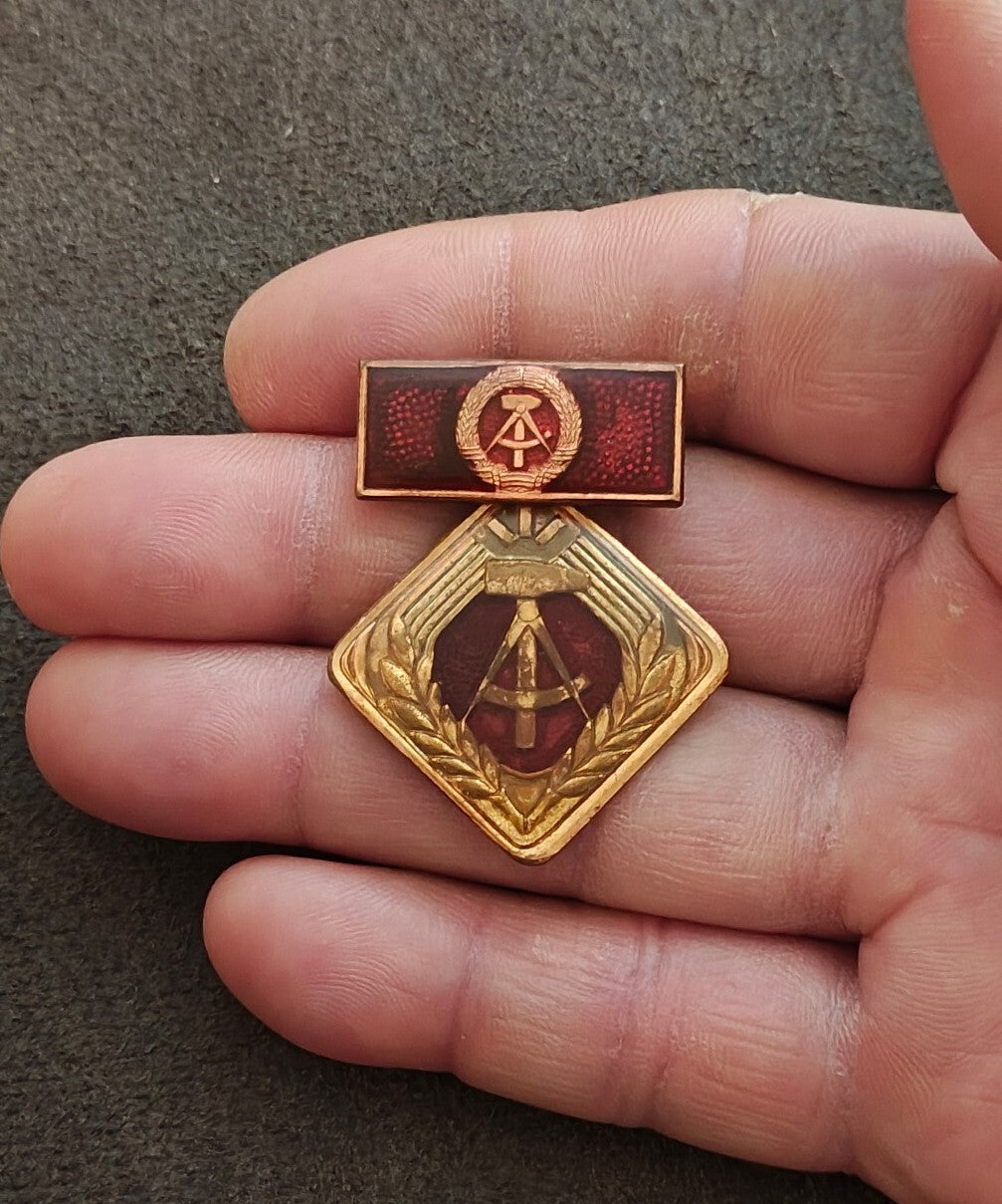 1970s/80s East German (GDR/DDR) Activist of Socialist Labor Medal Badge Pin