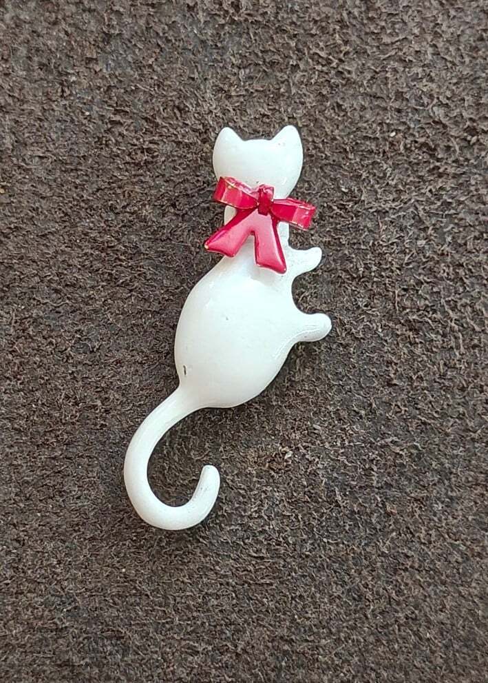 1960s/70s Metal White Enamel Cat Brooch Pin With Red Bow - photo 7