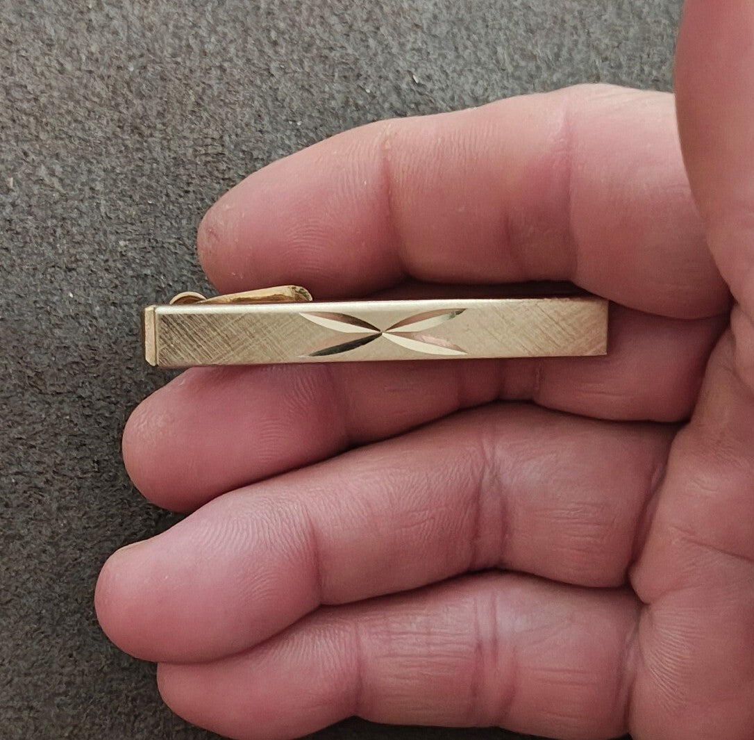1950s/60s Swank Gold Tone Atomic Starburst Diamond Cut Design Tie Bar/Tie Clip