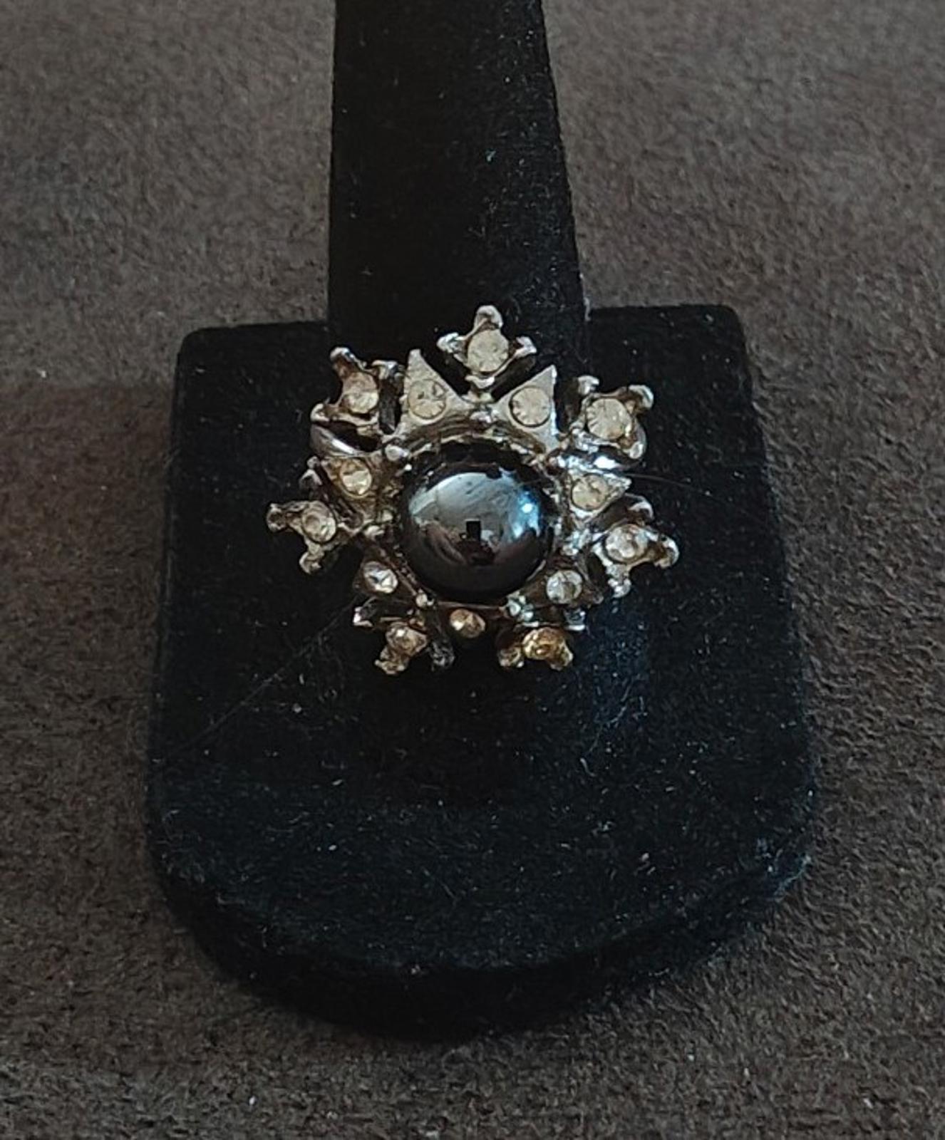 Vintage starburst snowflake ring in silver tone with dark hematite center and sparkle stones
