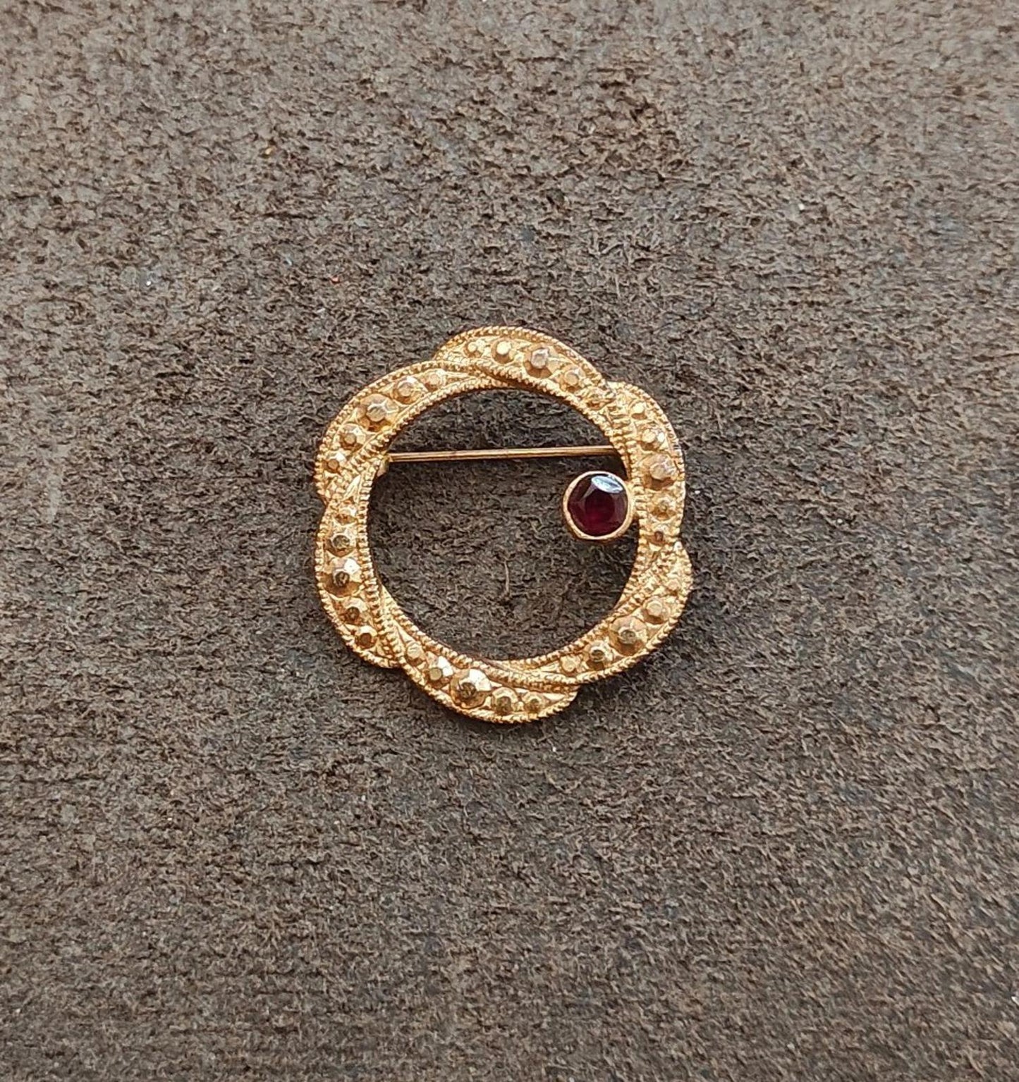 1950s Edwardian Style Circle Gold Tone Faceted Solitaire Garnet Gemstone Brooch