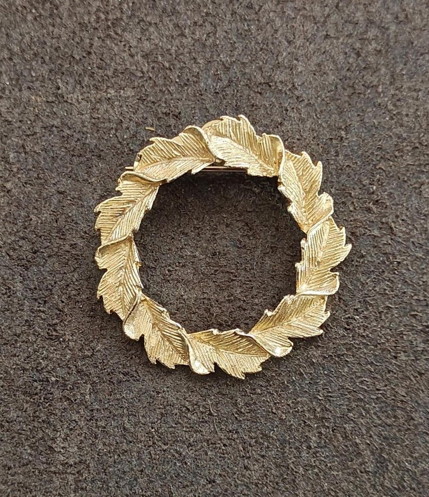 1980s Gold Tone Signed Gerry's Textured Leaf Wreath Brooch