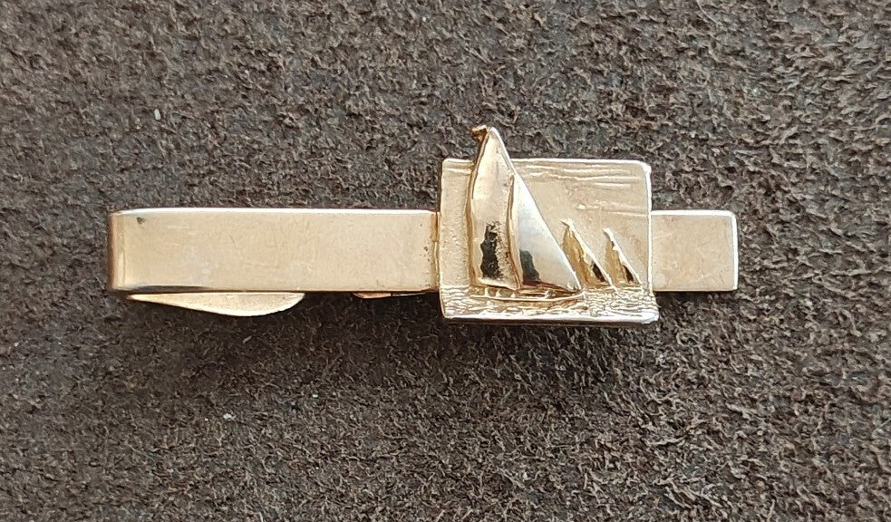 1950s/60s Classic Nautical Elegance Gold Tone Sailboat Tie Bar Clip
