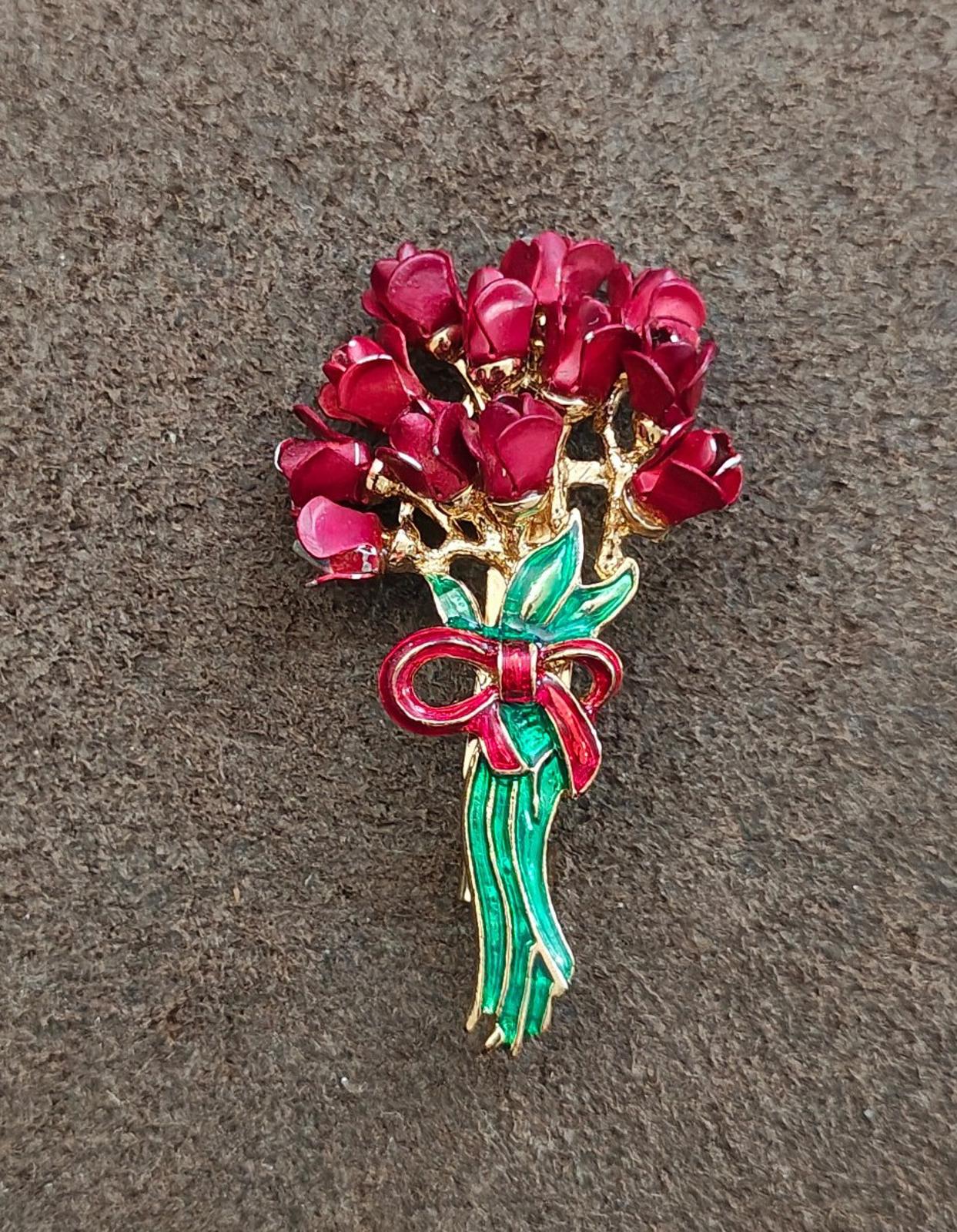 1970s Red Rose Flowers Bouquet Gold Tone Enamel Brooch