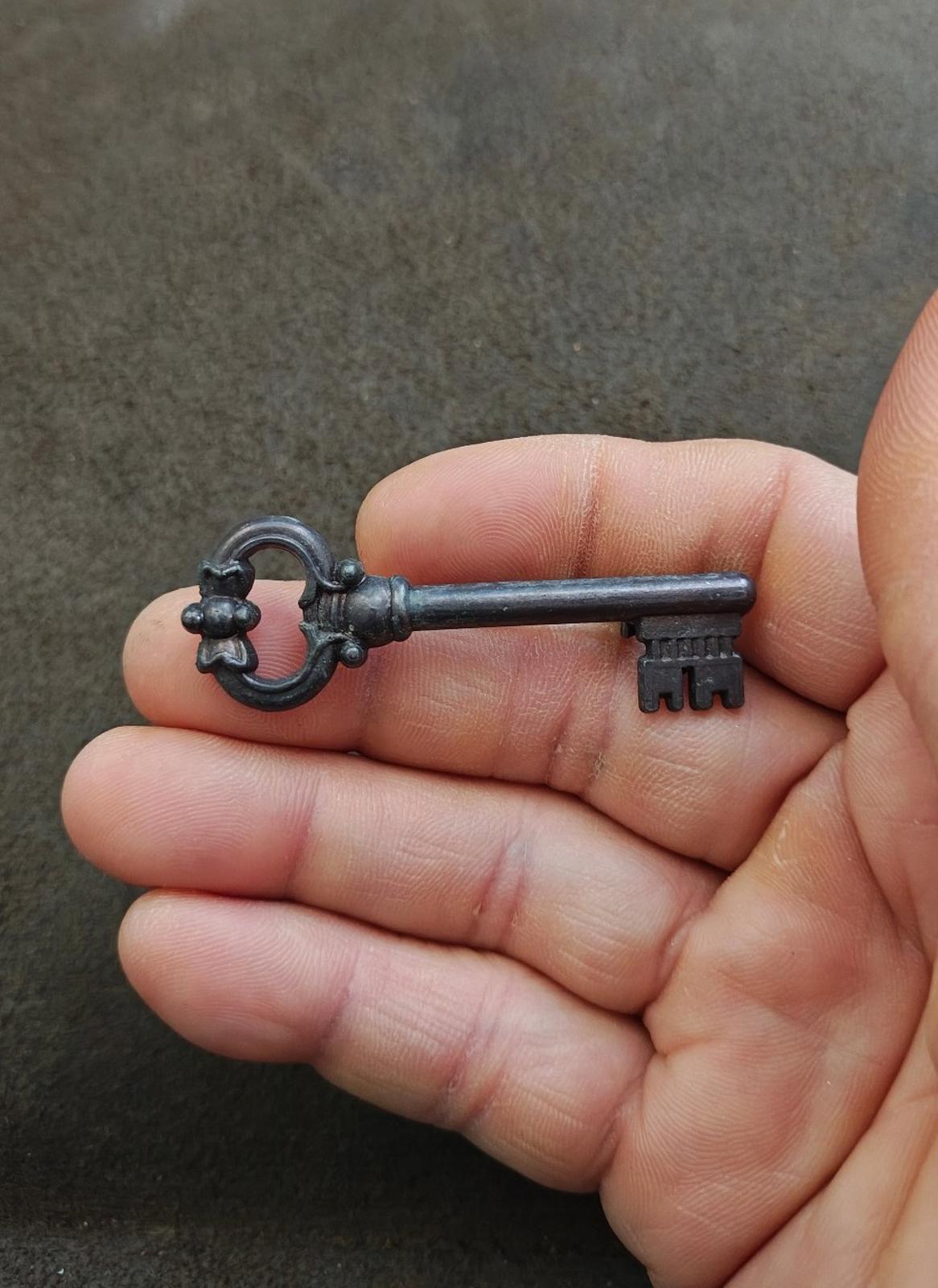 Vintage Pewter Skeleton Key Brooch