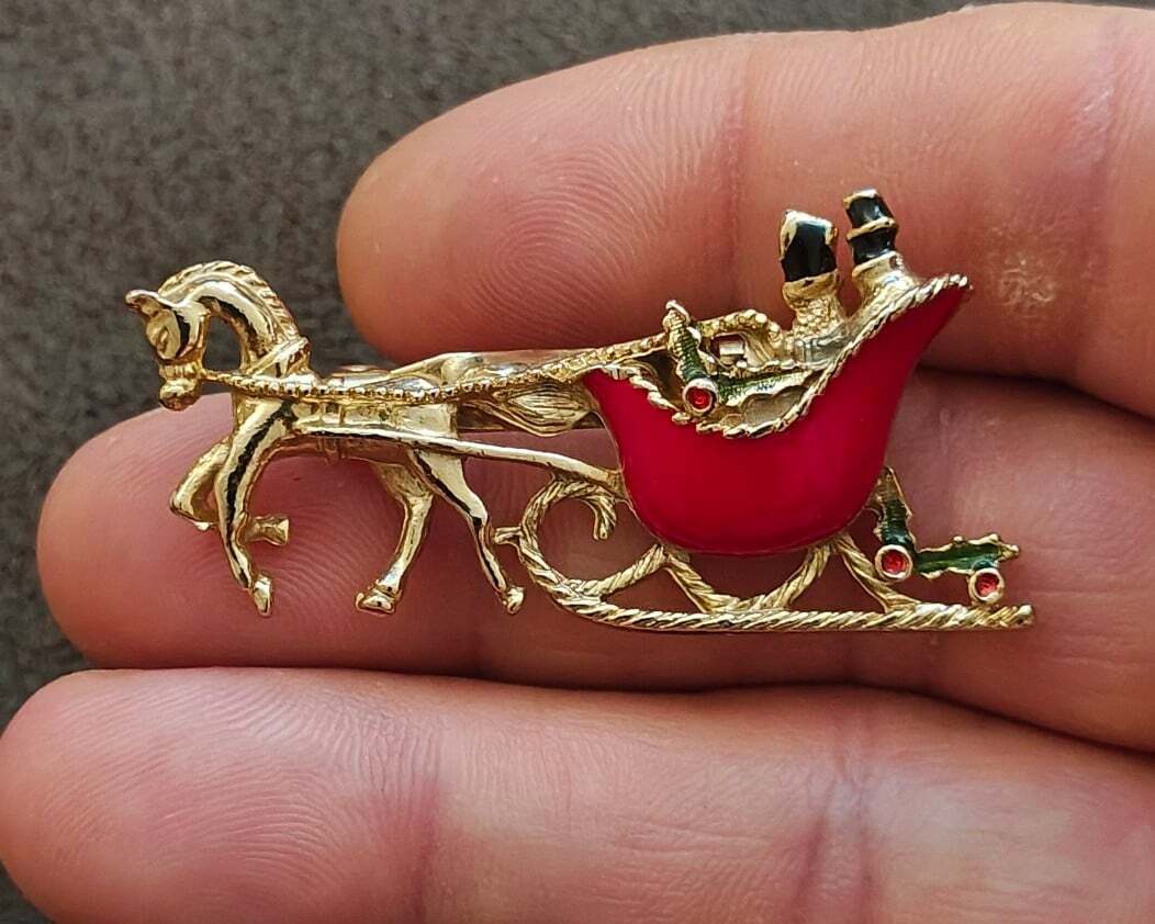 1960s/70s Christmas Horse-drawn Sleigh Gold Tone Enamel Brooch