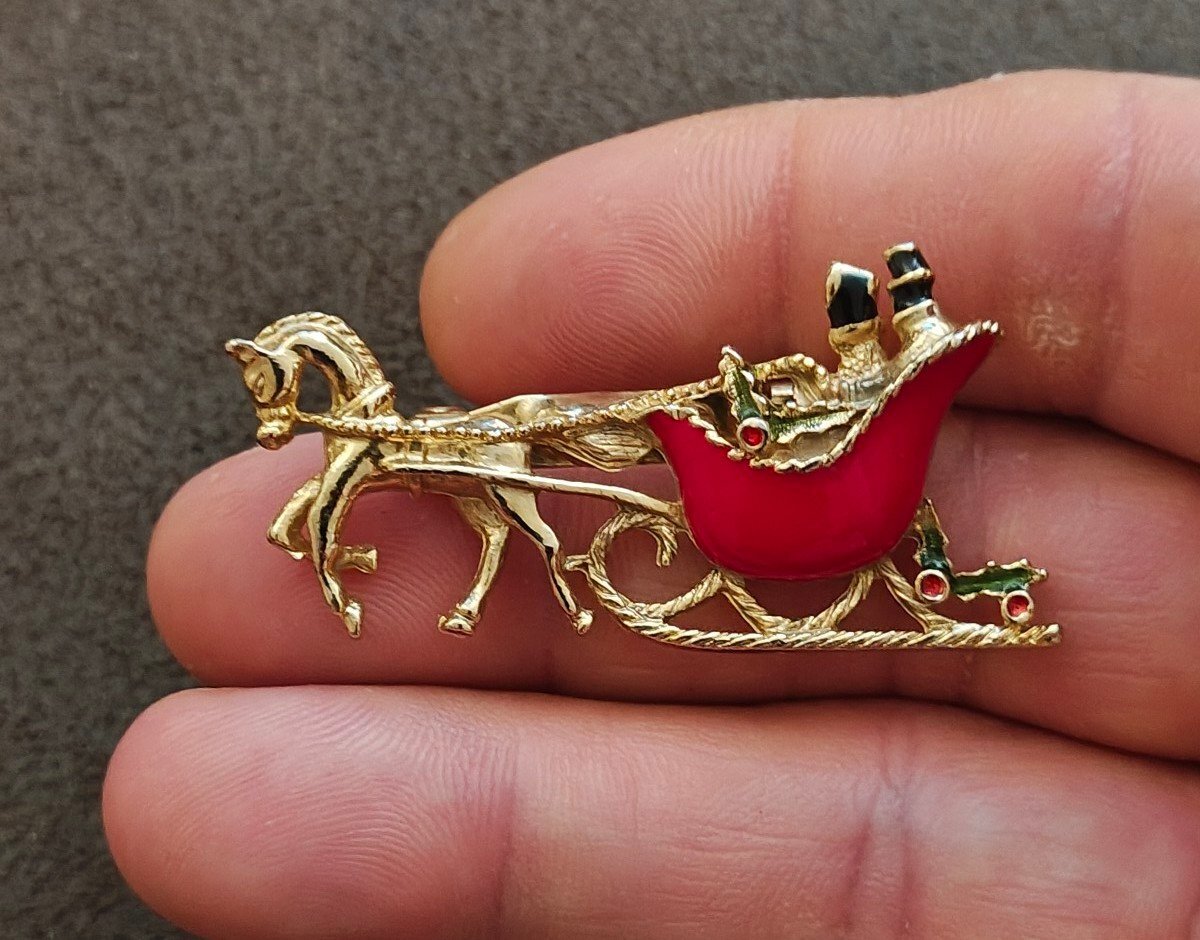 1960s/70s Christmas Horse-drawn Sleigh Gold Tone Enamel Brooch