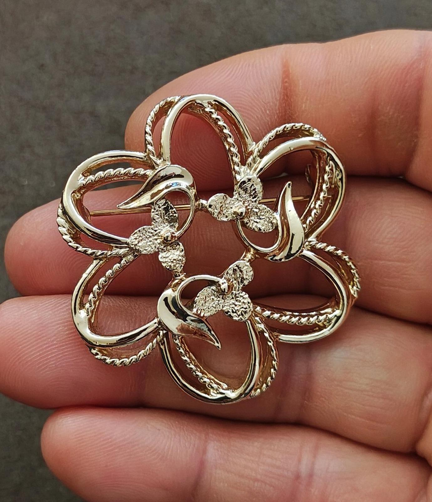 1974 Signed Sarah Coventry Gold Tone Fleurette Brooch