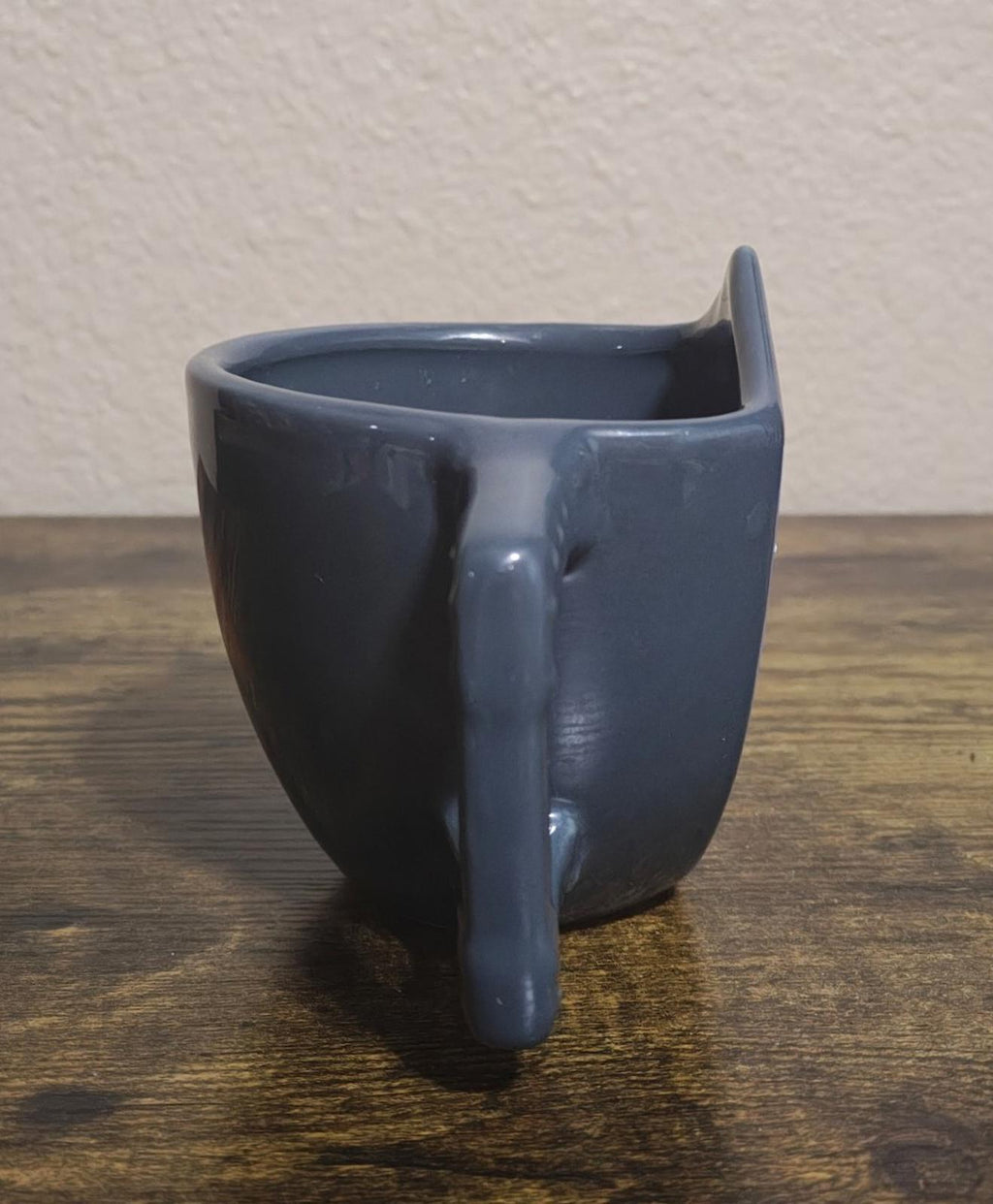 Blue ceramic mug with pointed foot base, bottom view.