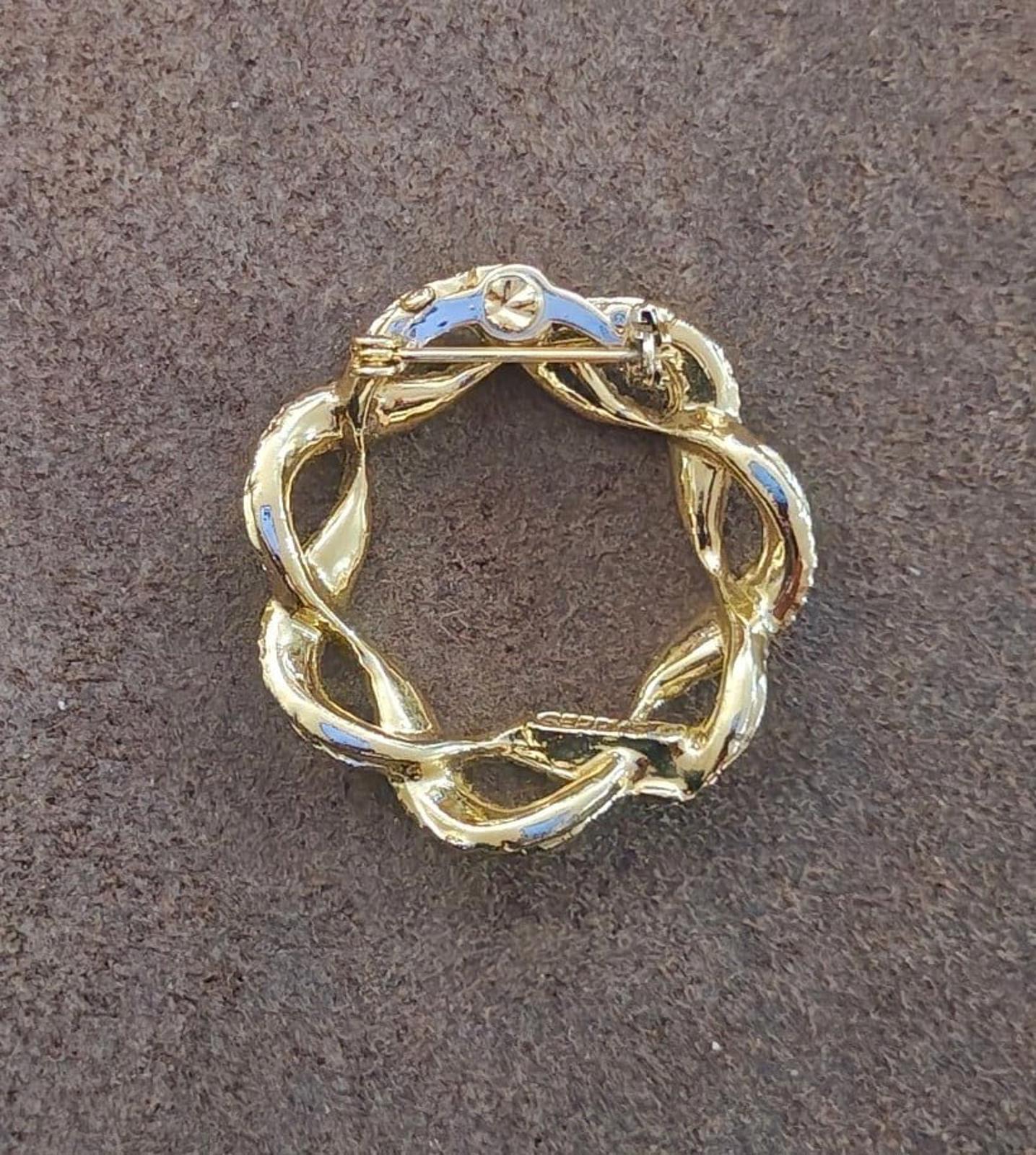 1960s GERRYS Gold Tone Circle Leaves Wreath Brooch Pin
