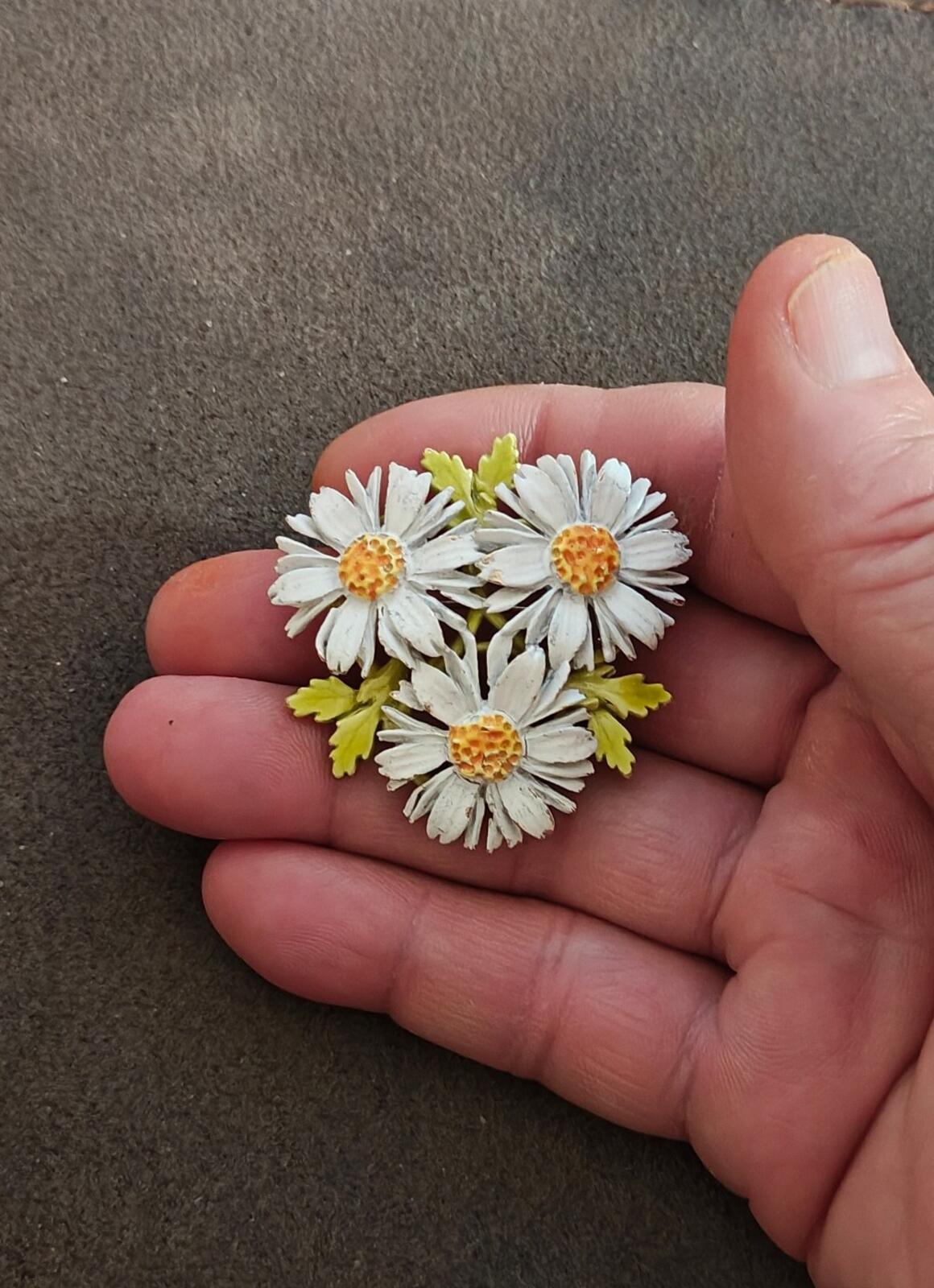 1960s Signed ART(Arthur Pepper) Gold Tone White Enamel Daisy Flower Brooch