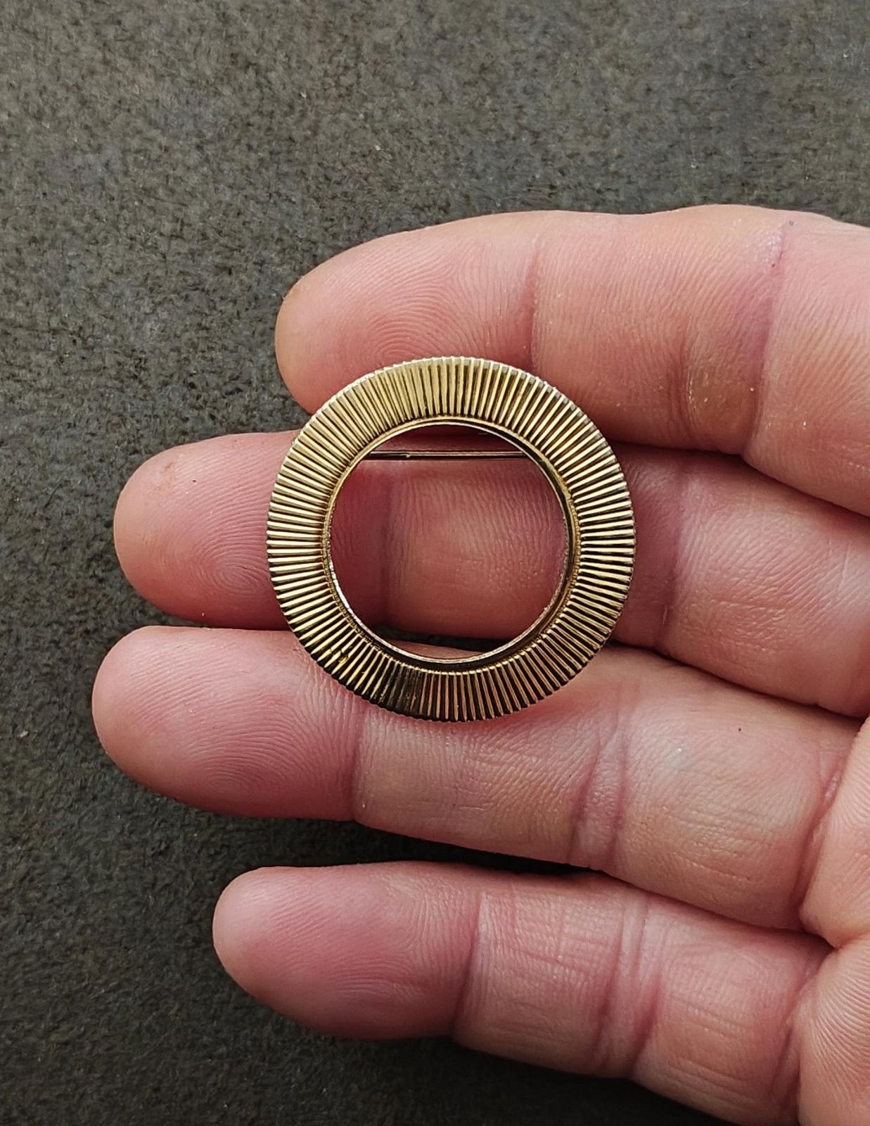 1980s Vintage Ribbed  Openwork Circle Gold Tone Brooch Pin