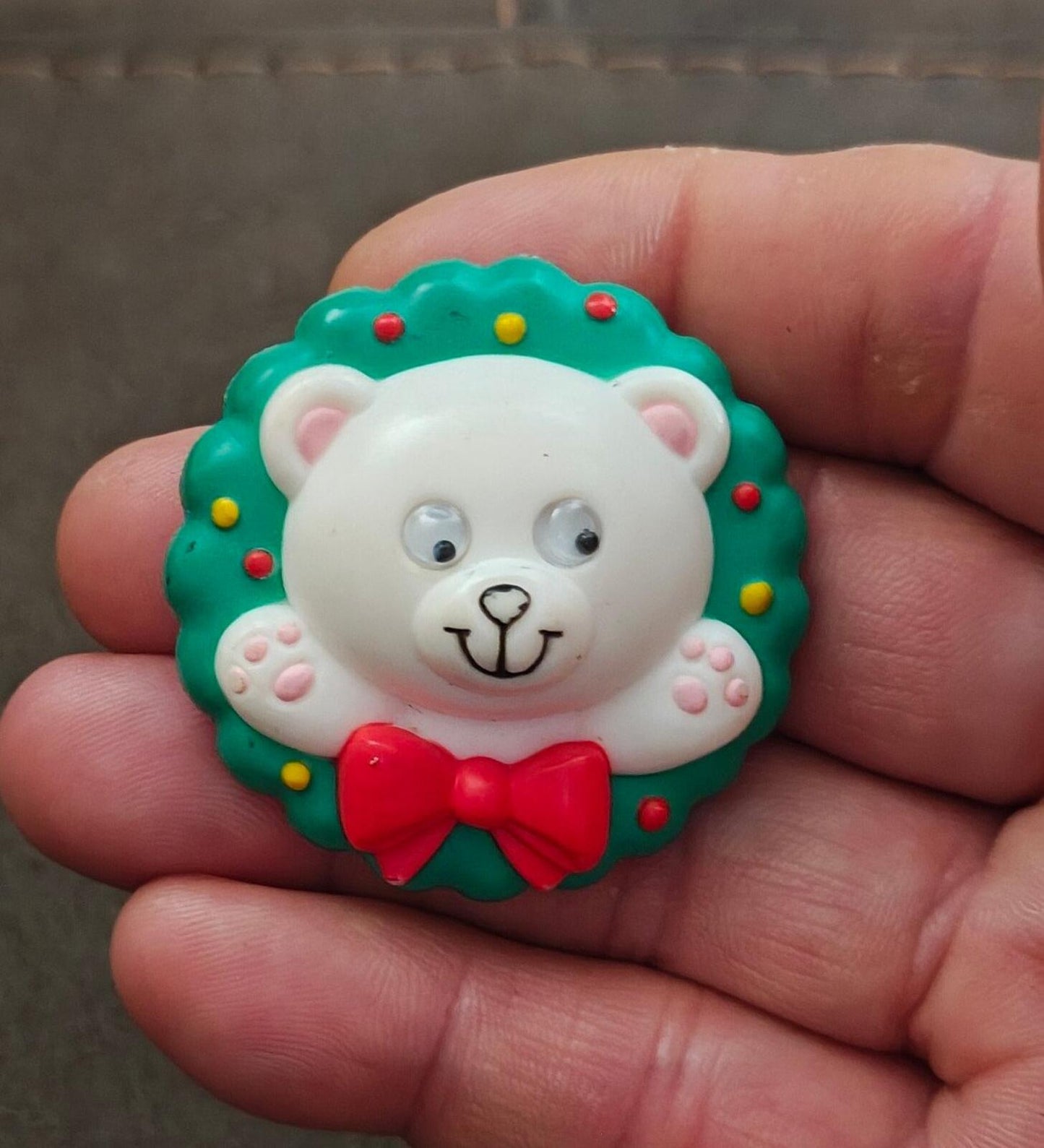 1990 Avon Holiday Cub Wreath Googly Eyes Plastic Pin