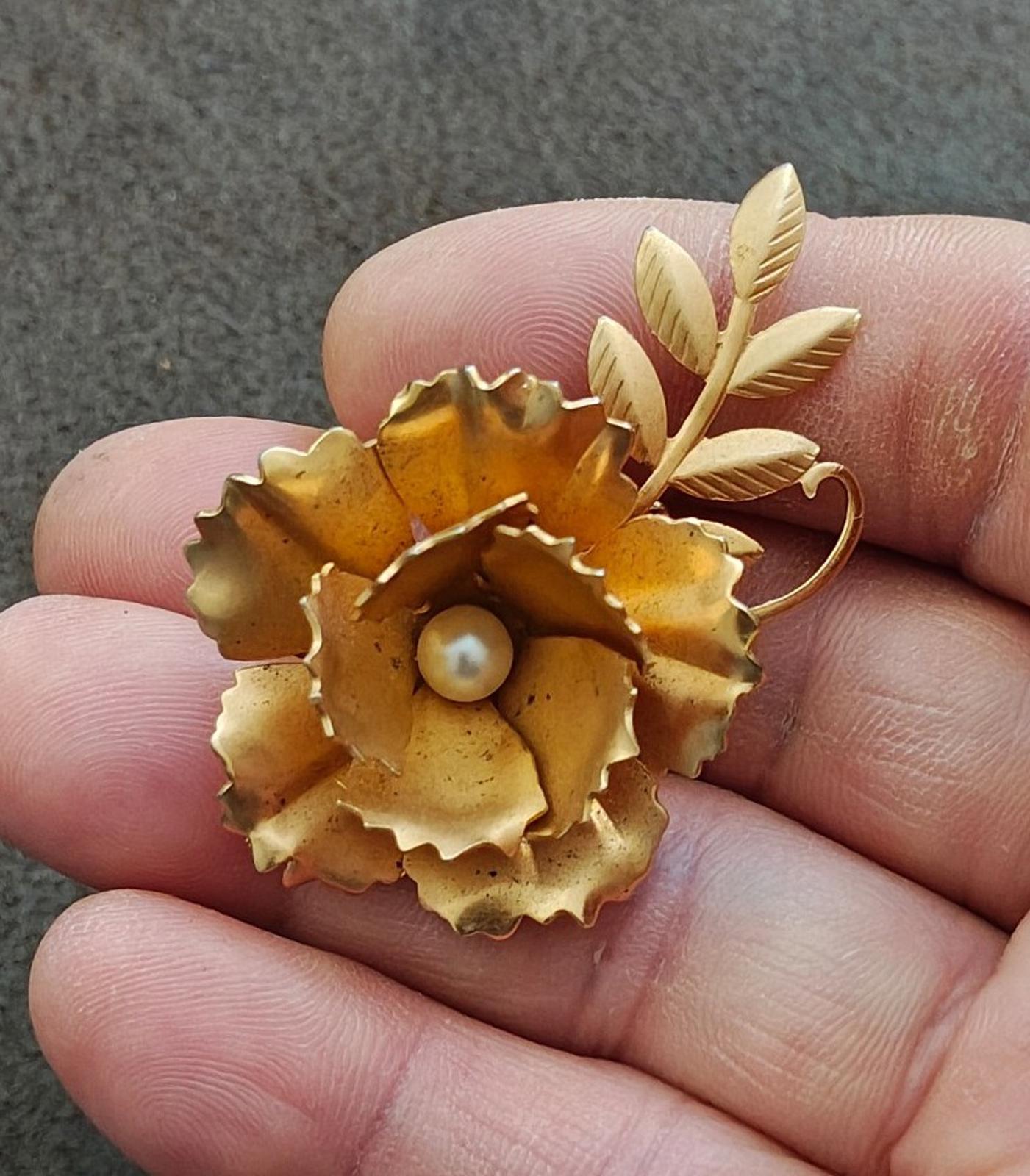 1950s Vintage Matte Gold Tone Floral Brooch With Faux Pearl