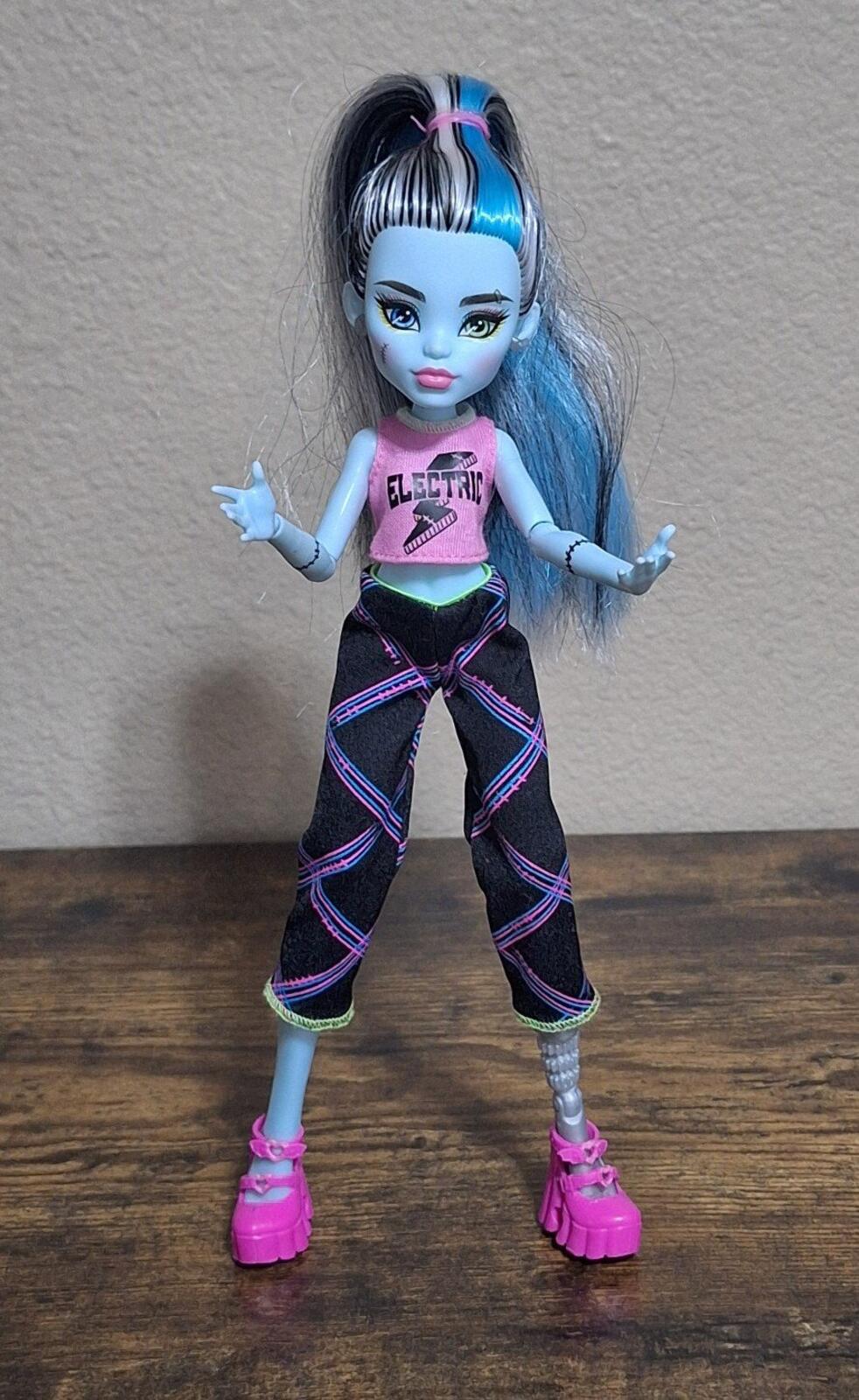 2021 Monster High Frankie Stein Doll With Pink & Black Outfit.
