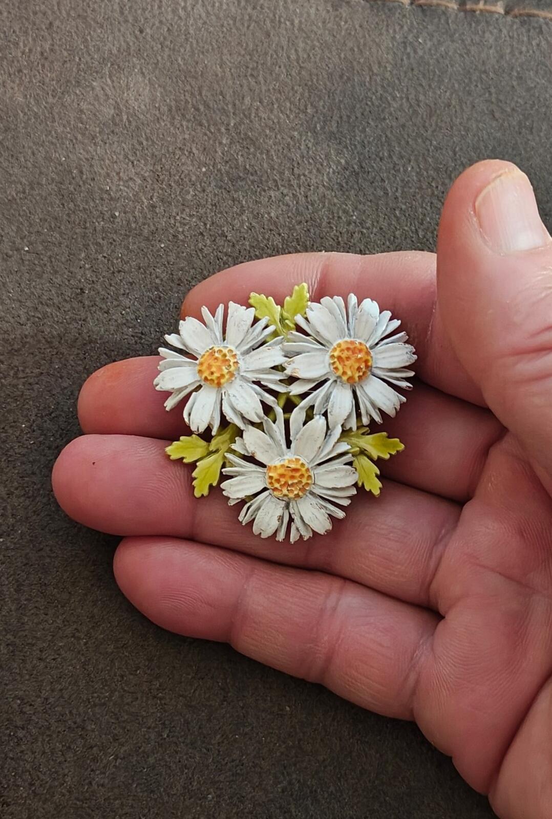 1960s Signed ART(Arthur Pepper) Gold Tone White Enamel Daisy Flower Brooch