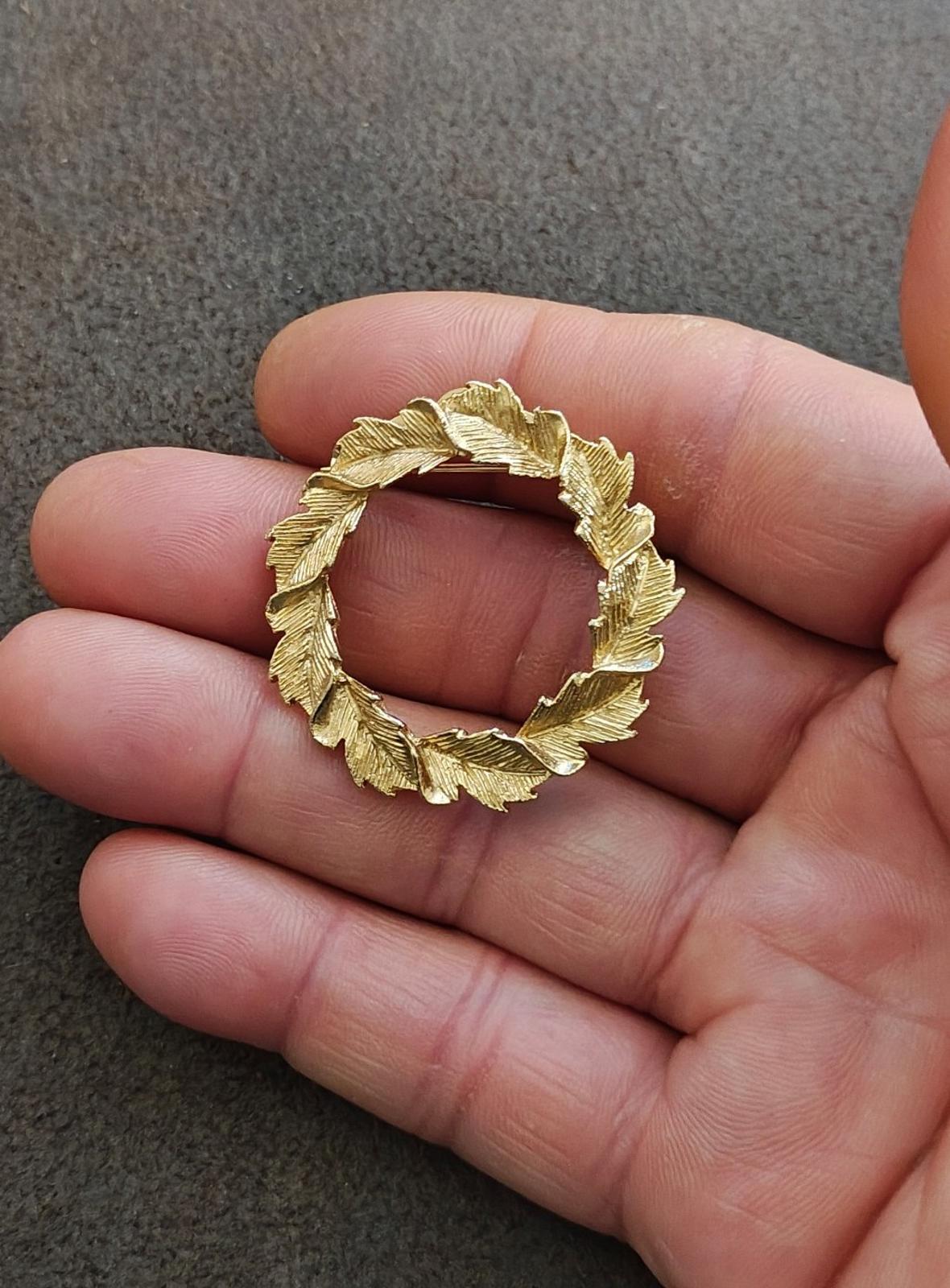1980s Gold Tone Signed Gerry's Textured Leaf Wreath Brooch