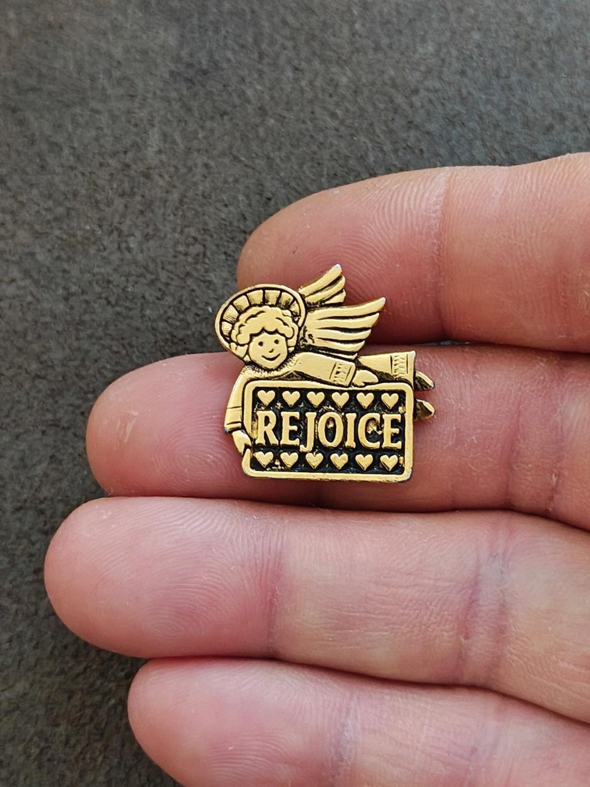 1980s Angel Holding A Rejoice Banner Gold Tone Pin