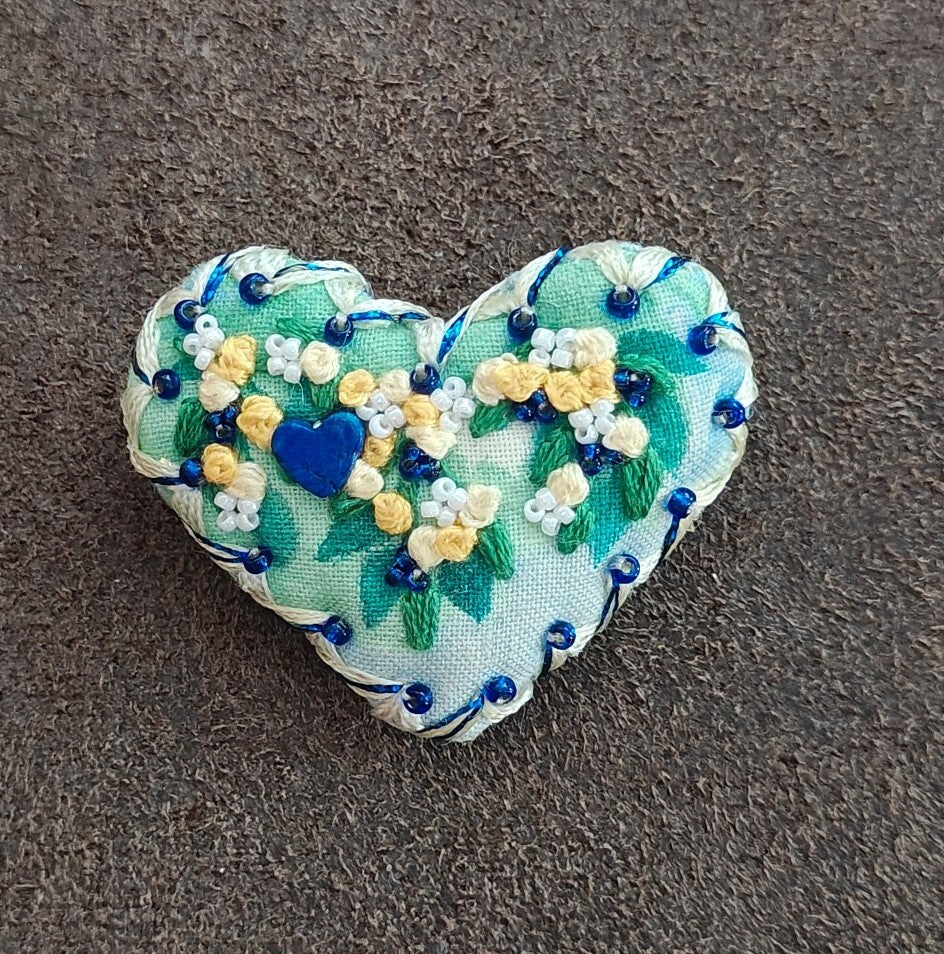 Hand-Embroidered Cottagecore Floral Heart Brooch Pin. - photo 4