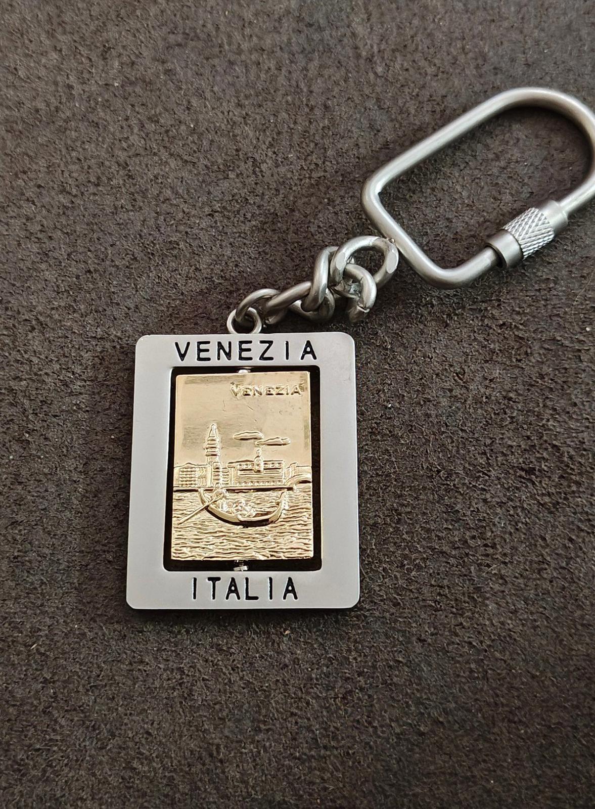 Two Tone Metal Venizia Italy Souvenir Keychain