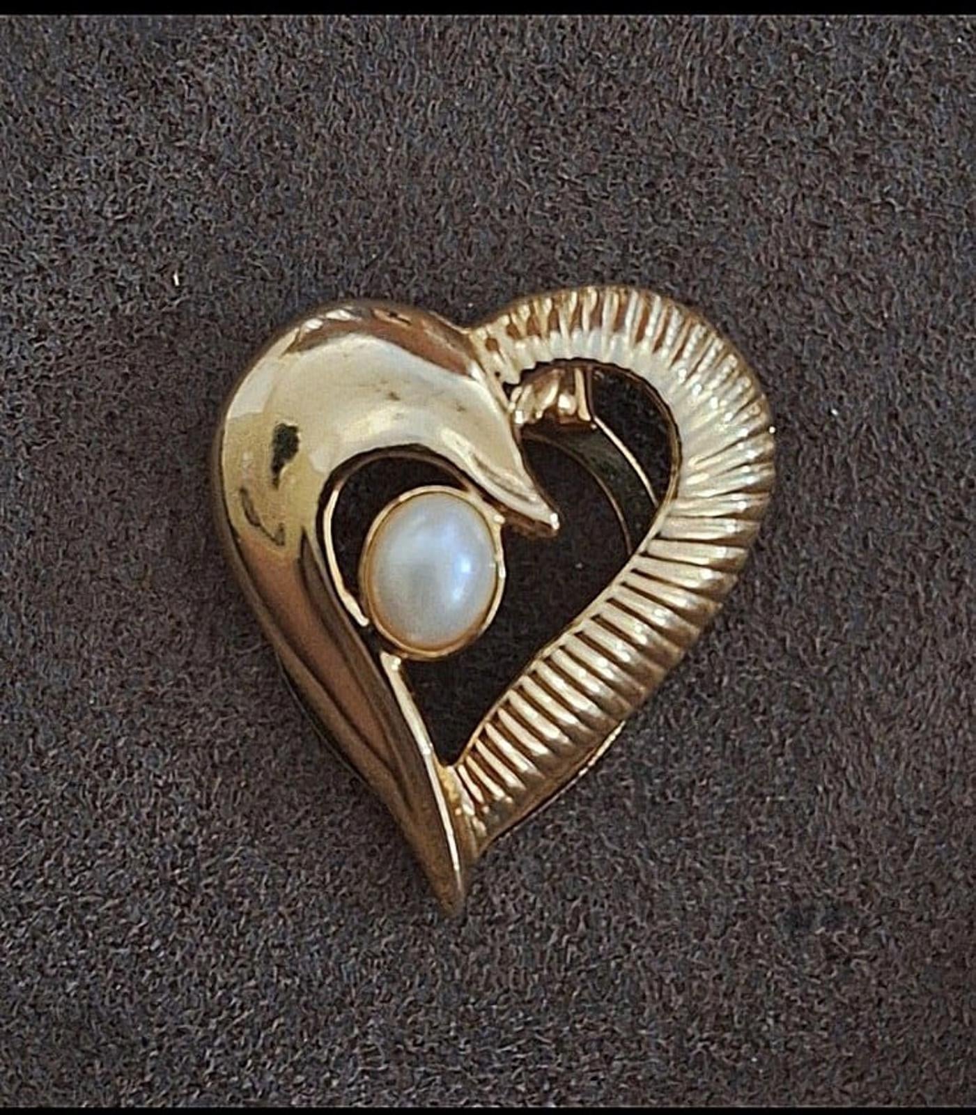 Gold tone heart scarf clip with faux pearl and scalloped textured edge