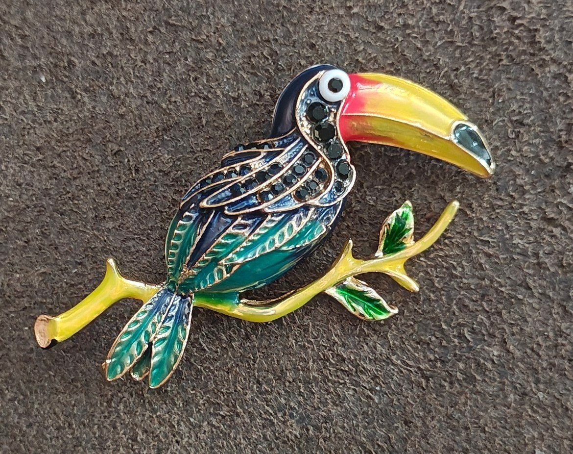 Vintage Style Gold Tone Enamel Toucan Bird Statement Brooch Pin