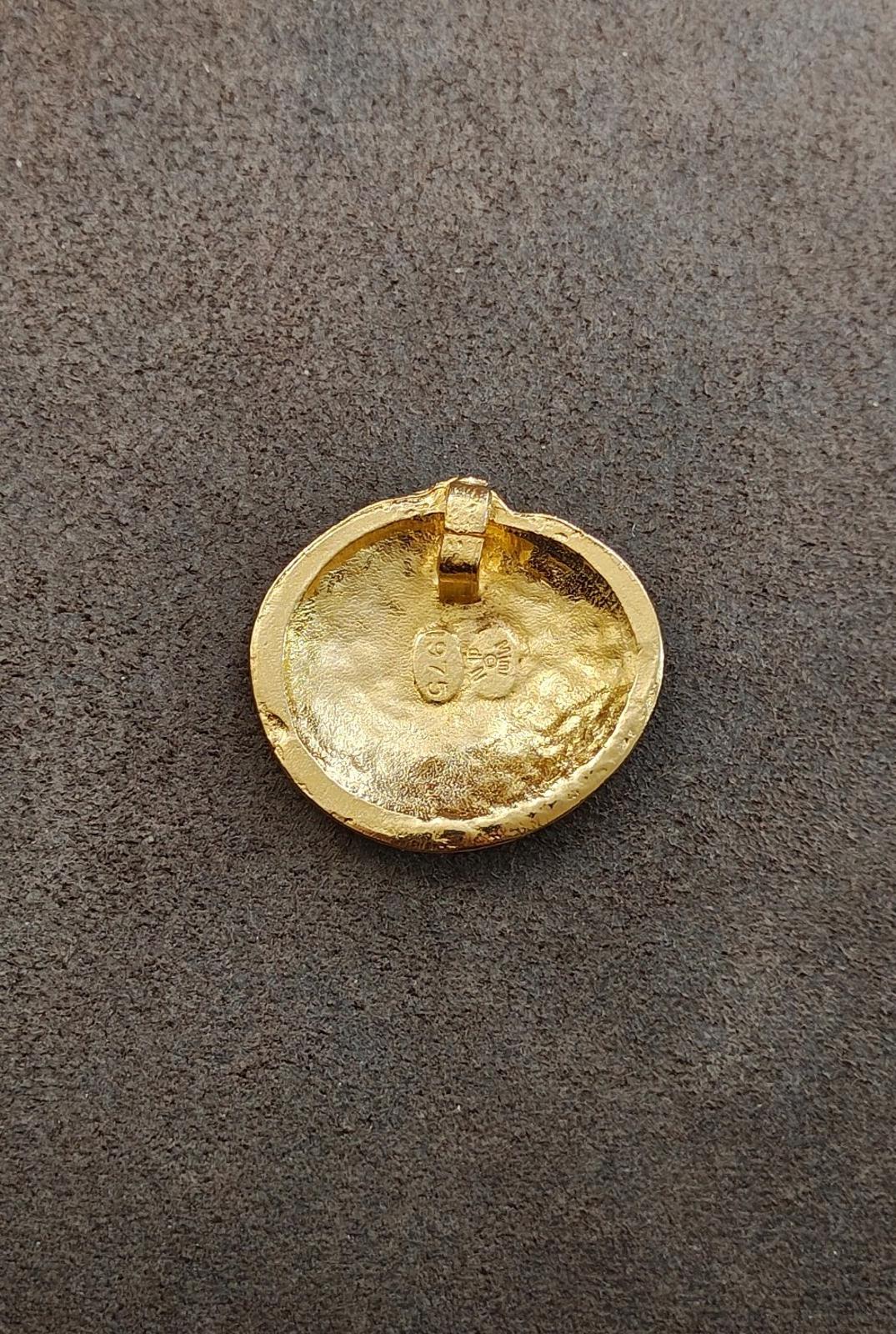 1975 Mimi d N Clamshell Textured Slide Pendant