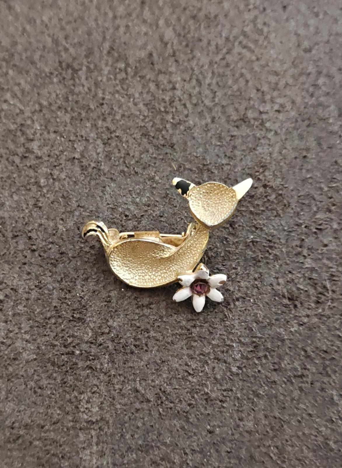 60s Gold Tone Textured Cat Holding a White Flower With Purple Rhinestone Brooch