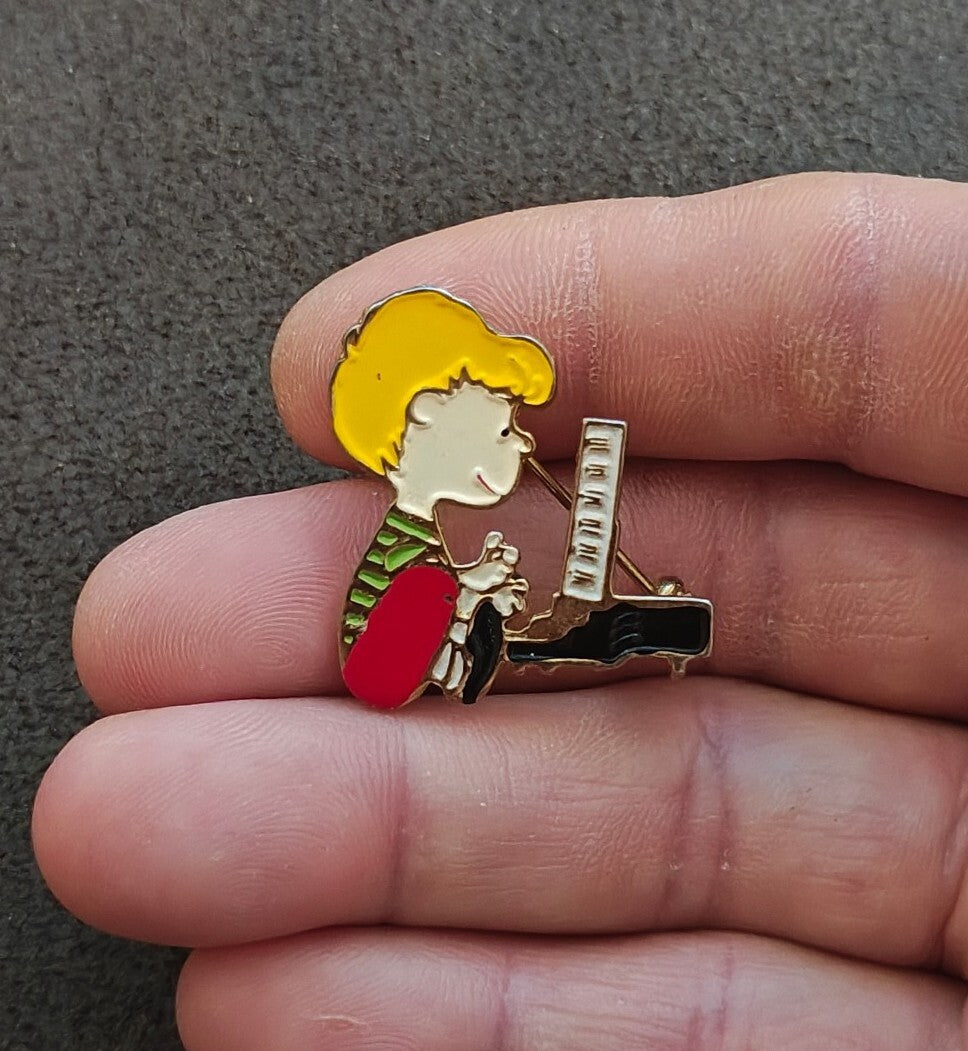 1970s Rare Peanuts Schroeder Playing Piano Cloisonné Gold Tone Enamel Pin
