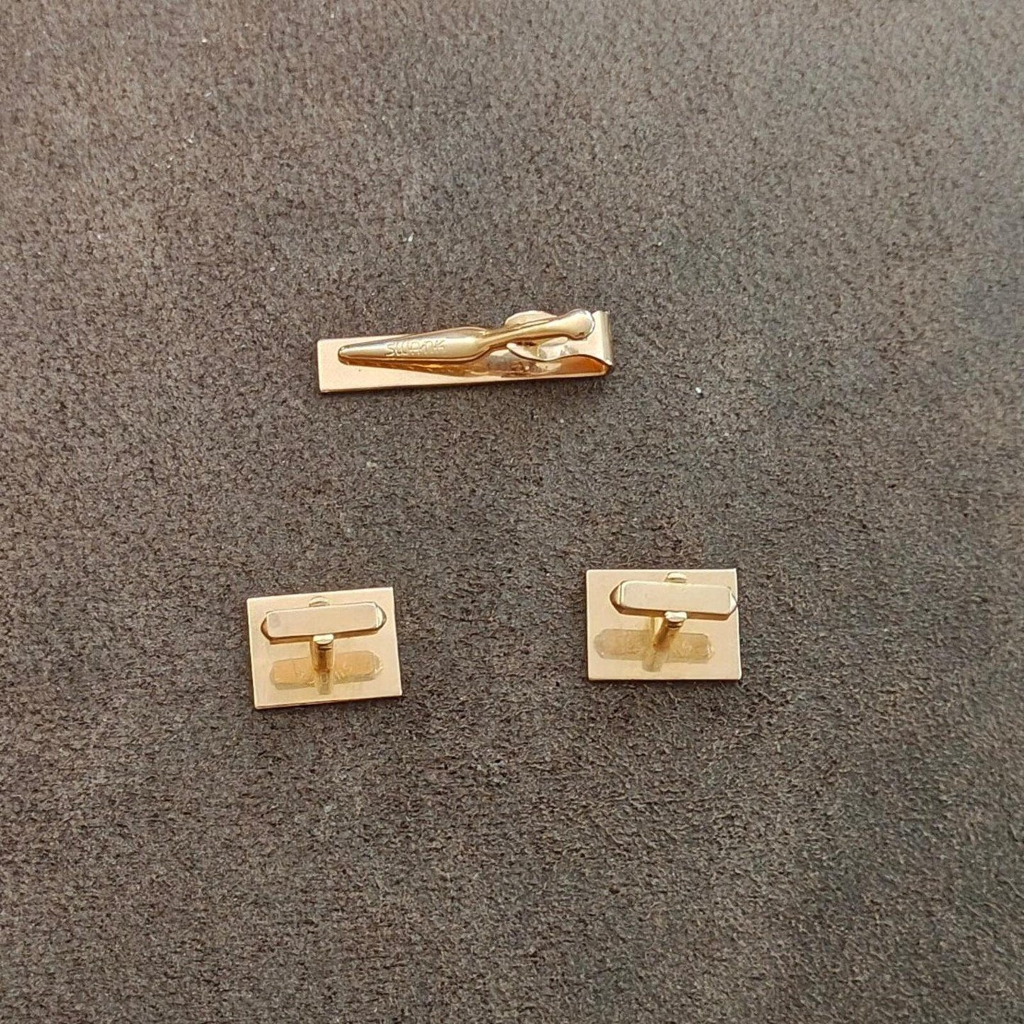 1960s Swank Lizard or Alligator Design Gold Tone Metal Cufflinks and Tie Bar Set