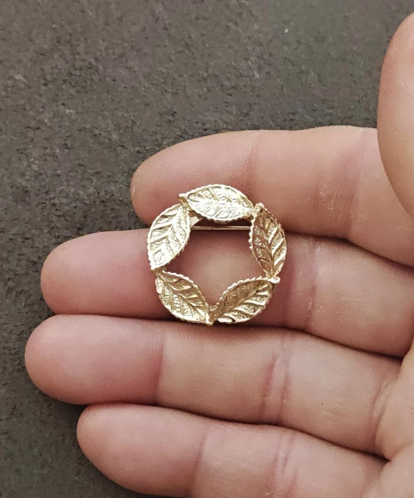 1960s Gerry's Gold Tone Textured Leaf Wreath Brooch