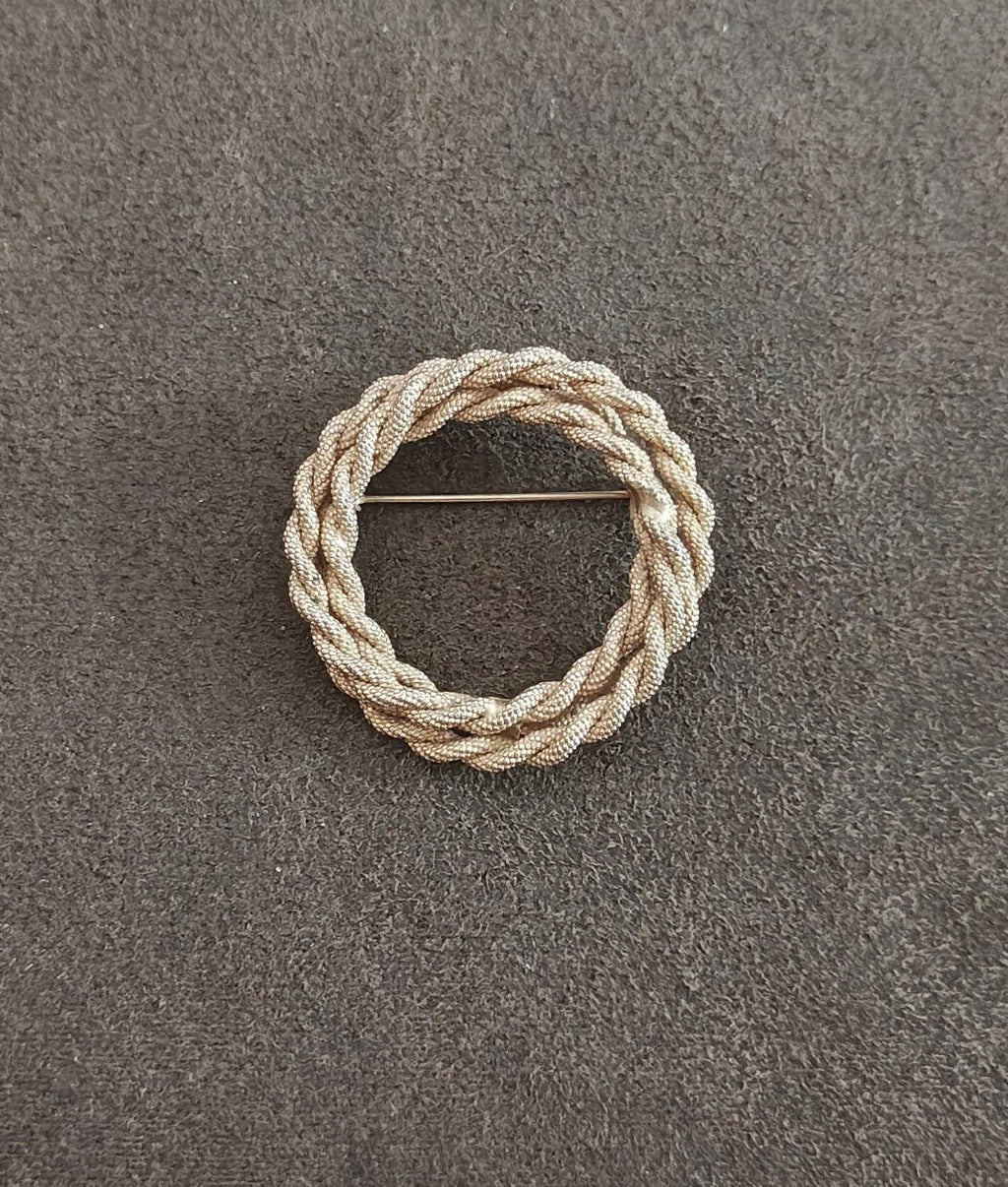 1970s/80s Textured Gold-Tone Twisted Mesh Wreath Brooch