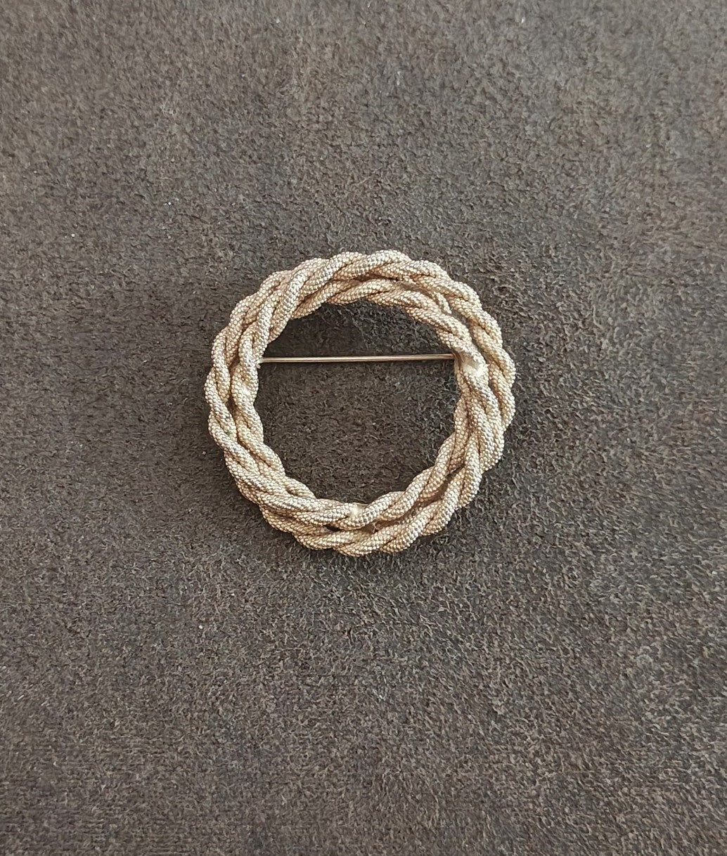 1970s/80s Textured Gold-Tone Twisted Mesh Wreath Brooch