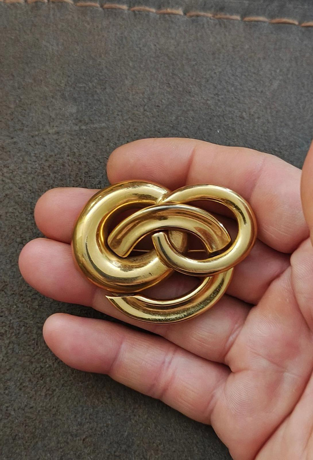 Gold-tone heart-shaped pin brooch with three intertwined circle loops