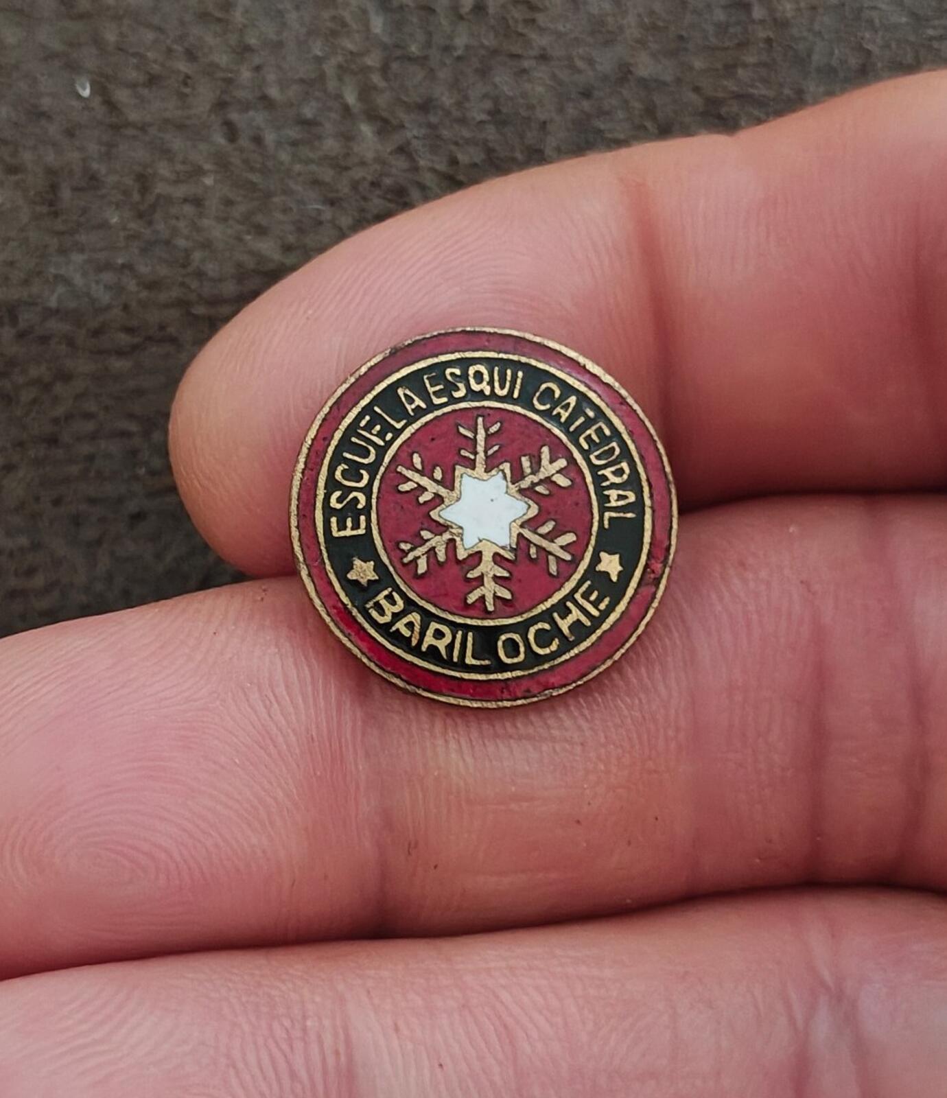 1970s/80s Escuela Esquí Catedral (Catedral Ski School Brass Enamel Pin