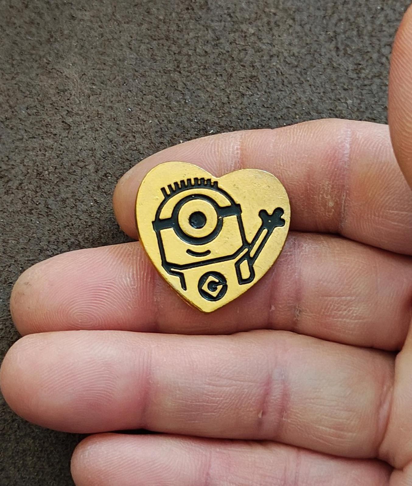 2014 Universal Studios "Variety-The Children's Charity" Gold Heart Minion Pin