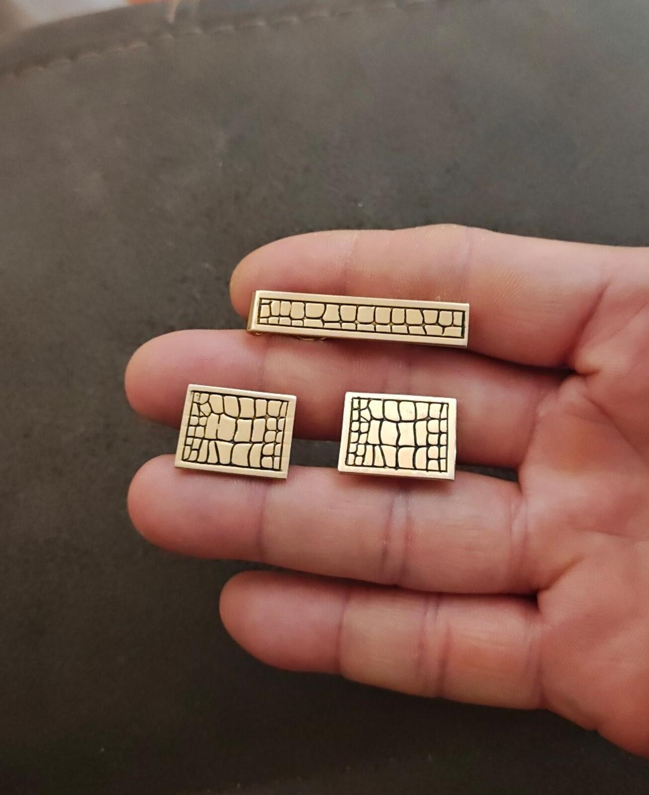 1960s Swank Lizard or Alligator Design Gold Tone Metal Cufflinks and Tie Bar Set