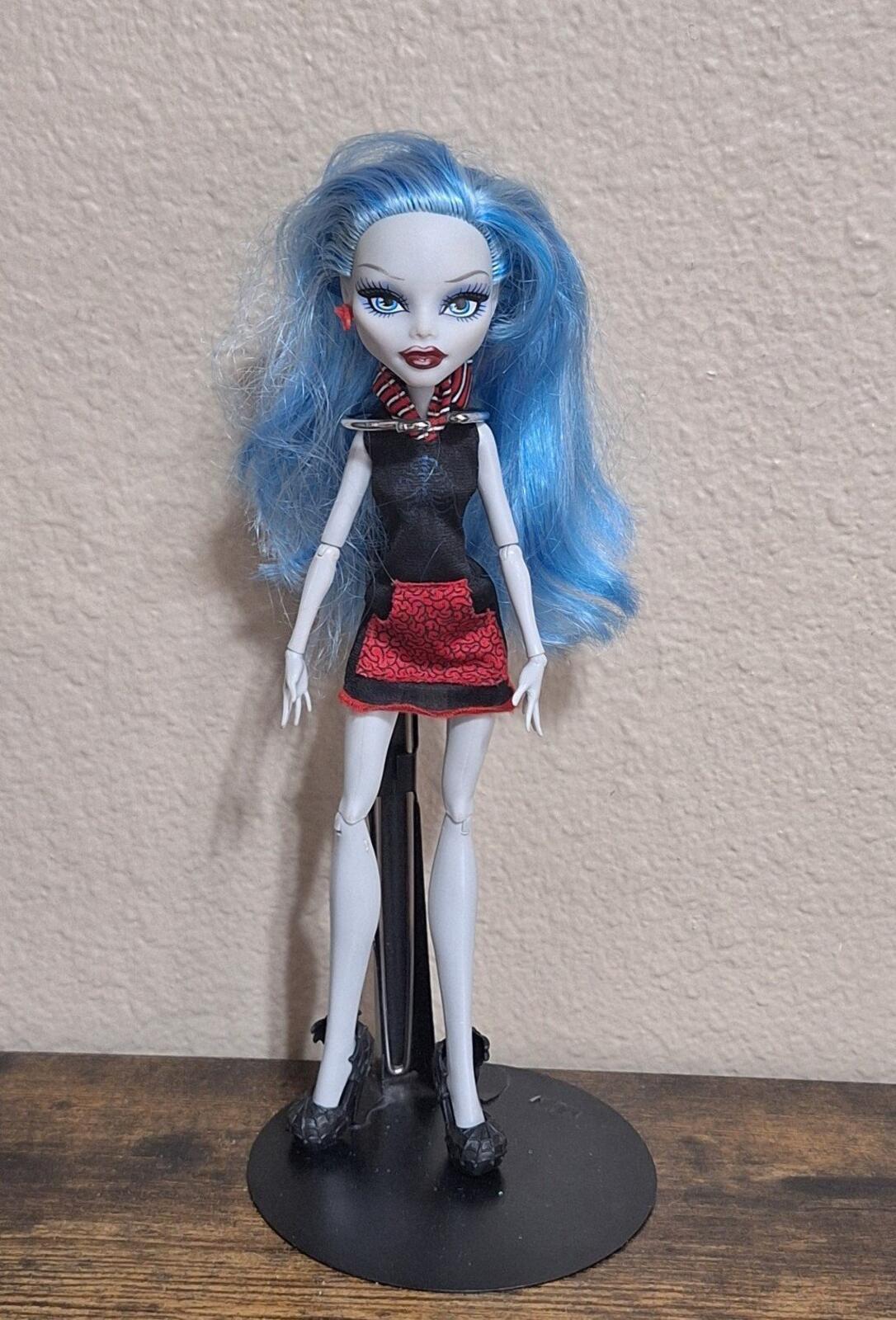 2008 Monster High Ghoulia Yelps Zombie Doll With Red & Black Outfit.