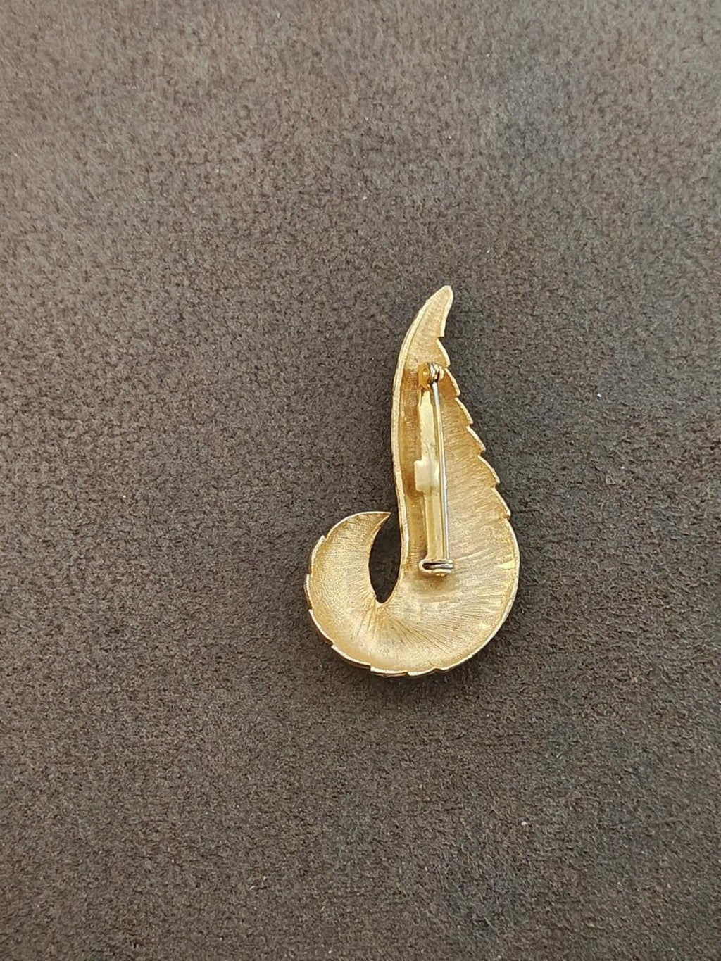 1960s Gold Tone Textured Feather Swirl Brooch