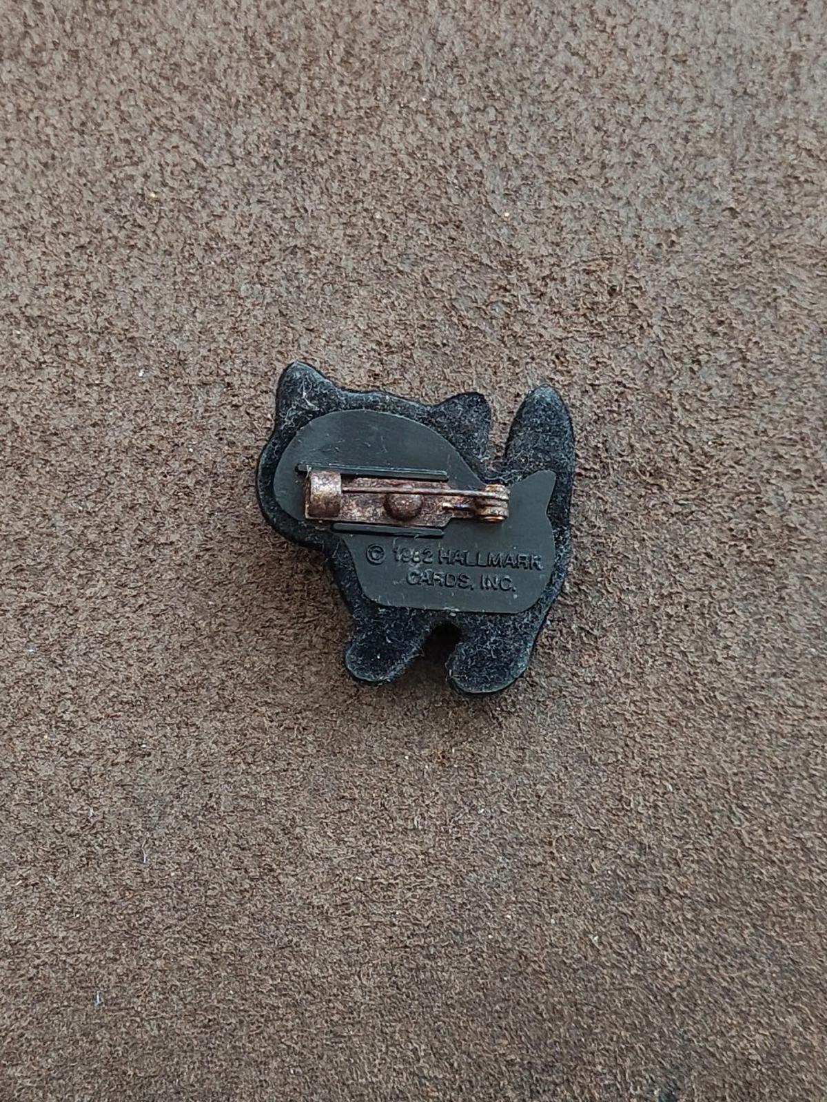 1982 Hallmark Halloween Flocked Fuzzy Black Cat Brooch